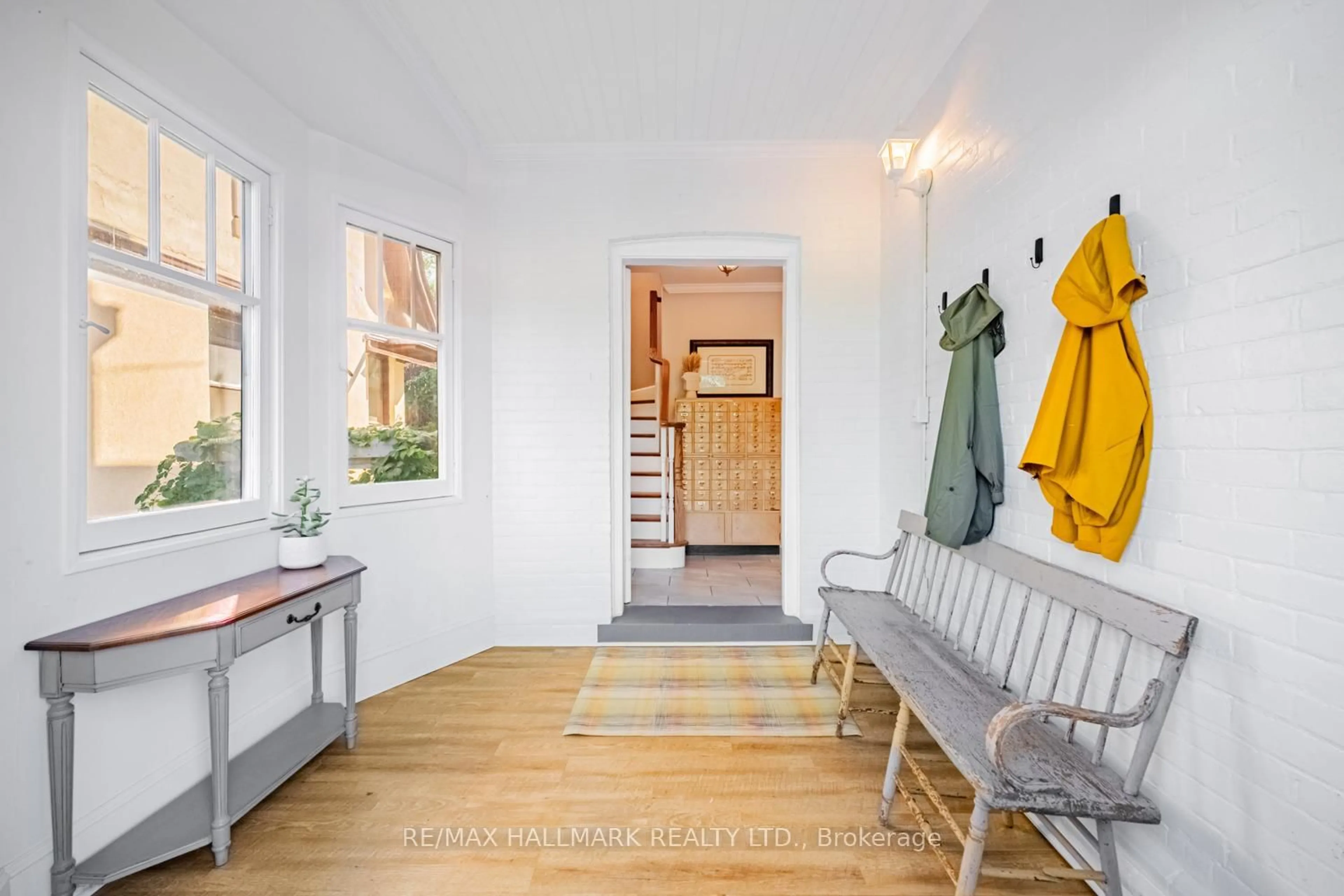 Indoor entryway for 407 Aberdeen Ave, Hamilton Ontario L8P 2R9