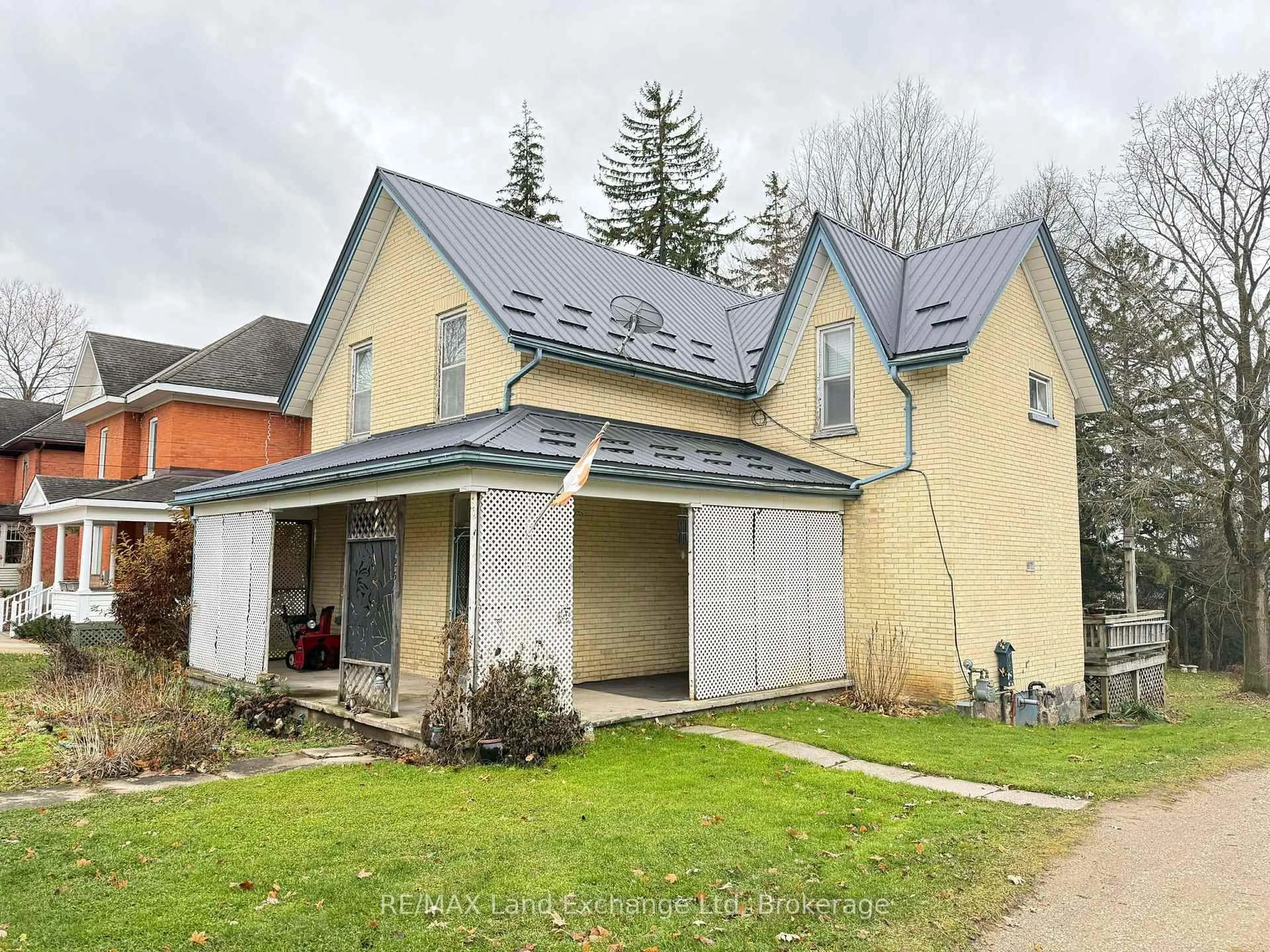 A pic from outside/outdoor area/front of a property/back of a property/a pic from drone, building for 126 Diagonal Rd, North Huron Ontario N0G 2W0