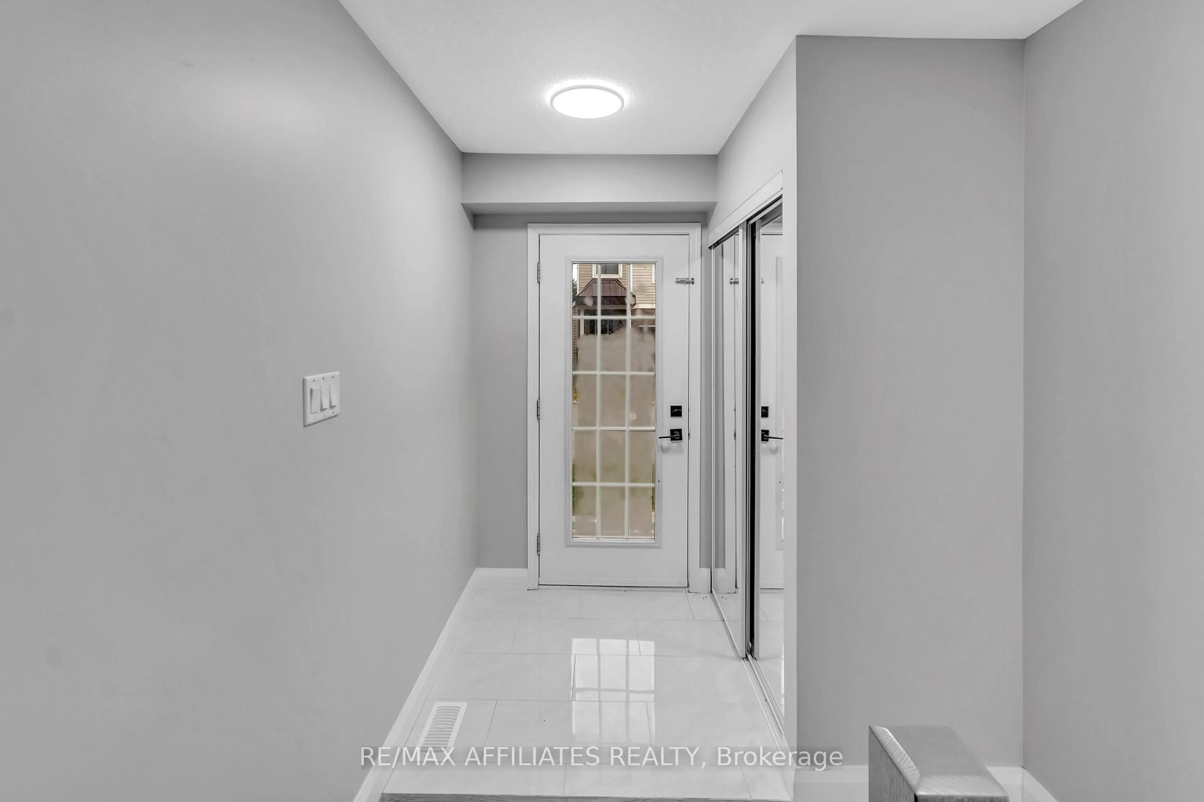 Indoor entryway for 714 Sanibel Private, Ottawa Ontario K2H 0A8