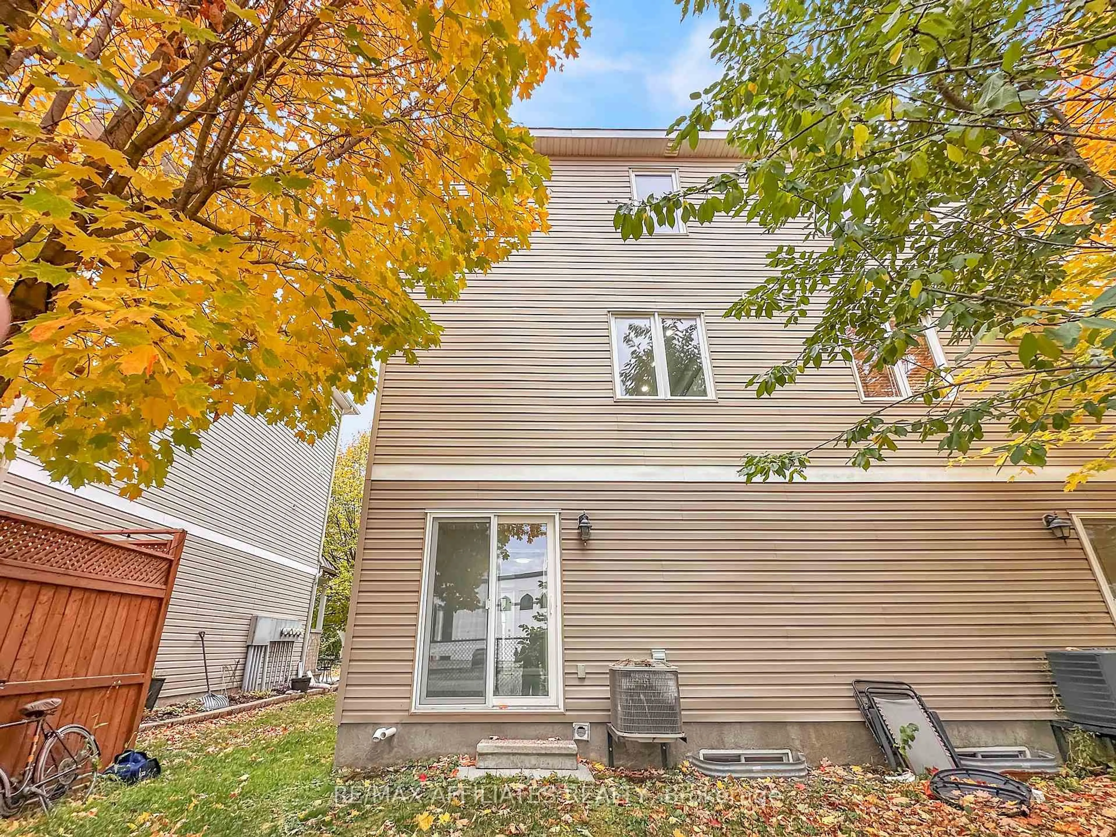 Home with vinyl exterior material, street for 714 Sanibel Private, Ottawa Ontario K2H 0A8