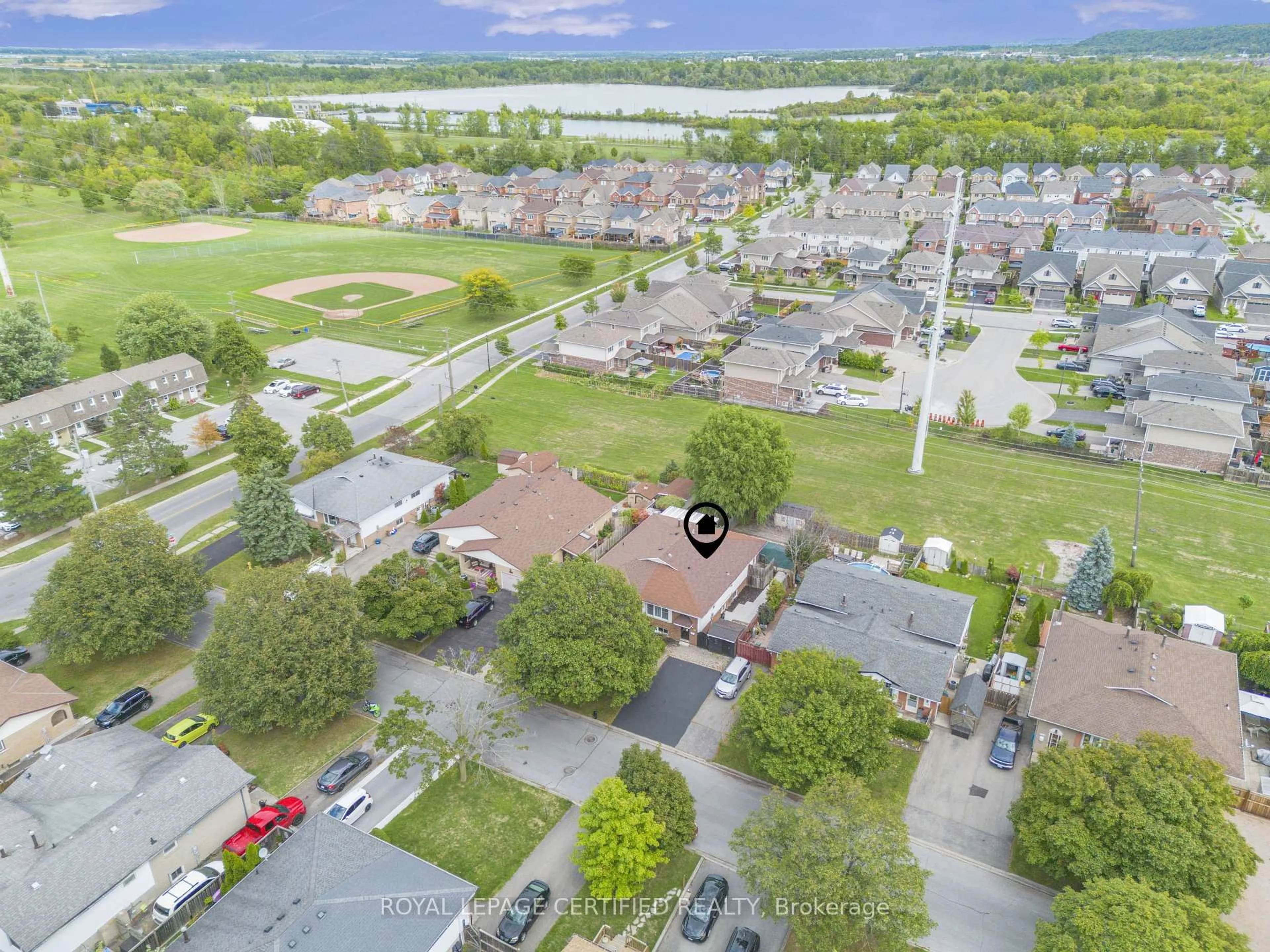 A pic from outside/outdoor area/front of a property/back of a property/a pic from drone, unknown for 260 St Augustine Dr, St. Catharines Ontario L2P 3P8