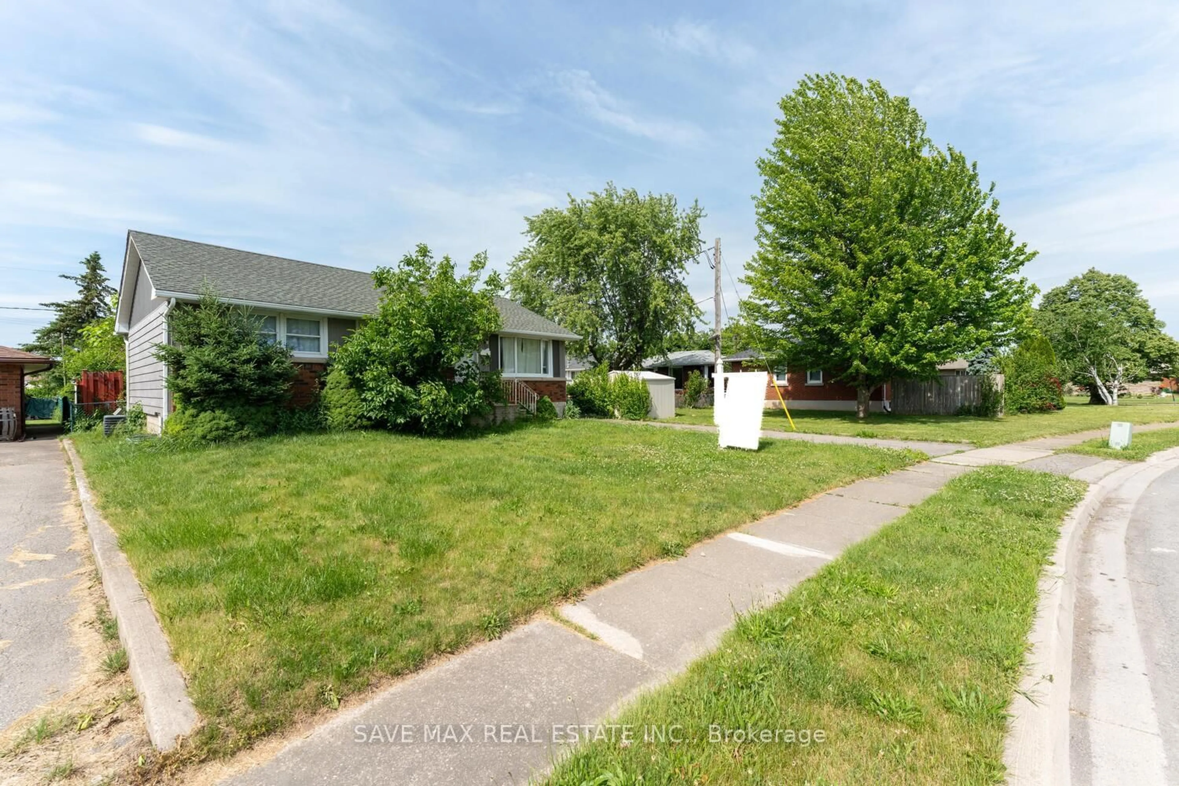A pic from outside/outdoor area/front of a property/back of a property/a pic from drone, street for 52 Broderick Ave, Thorold Ontario L2V 2J1