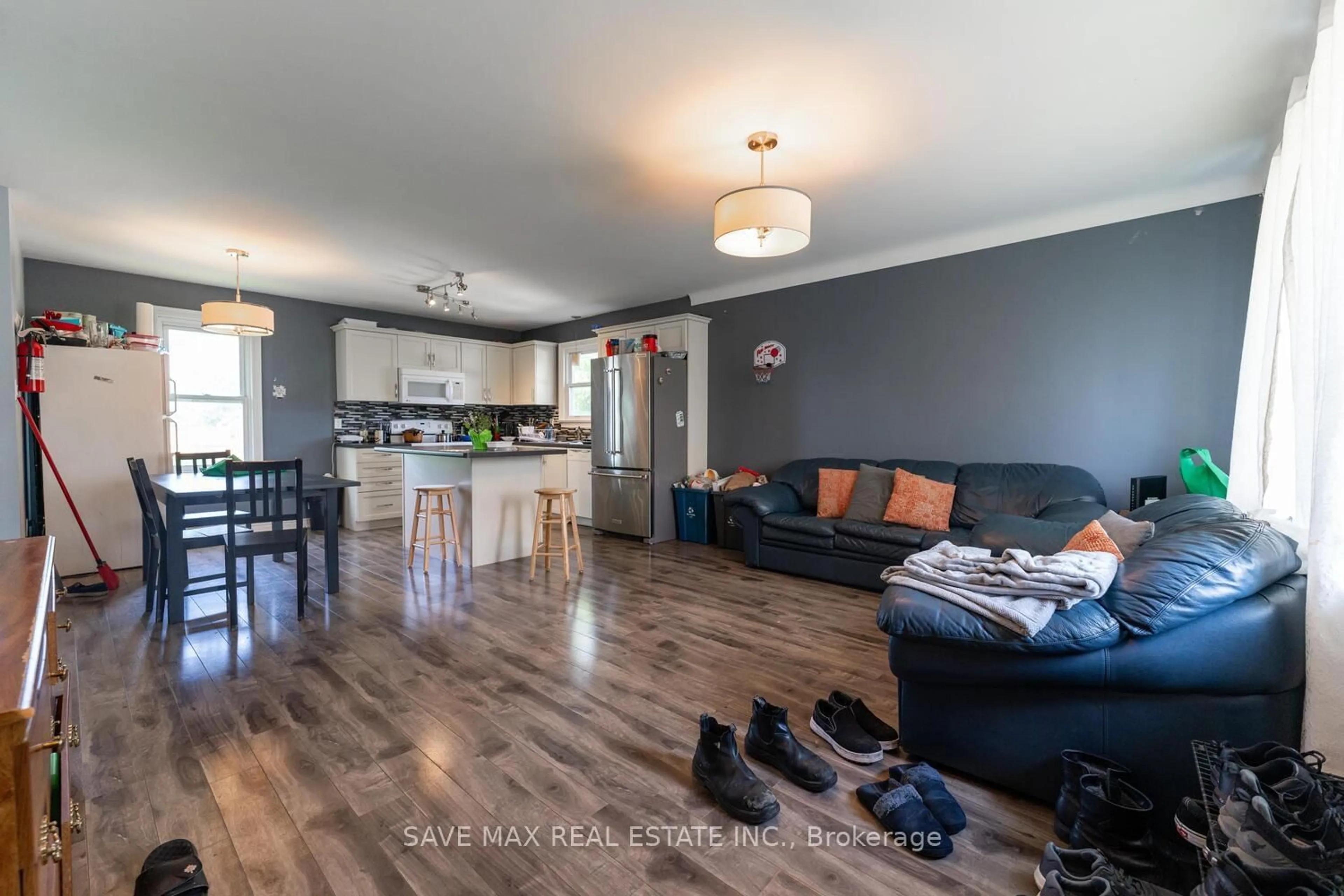 Open concept kitchen, wood/laminate floor for 52 Broderick Ave, Thorold Ontario L2V 2J1