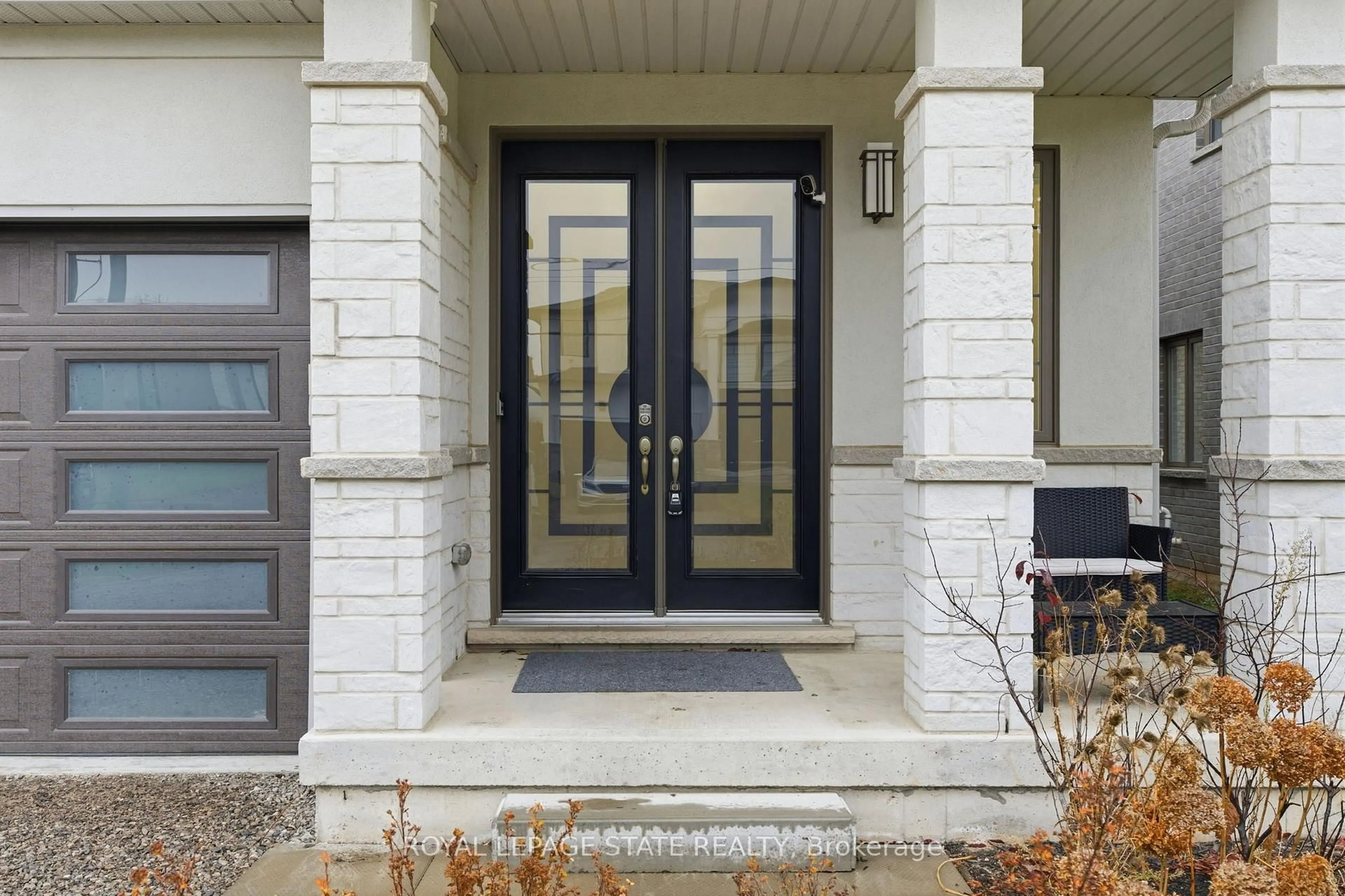 Indoor entryway for 29 Roselawn Ave, Hamilton Ontario L9G 0H9
