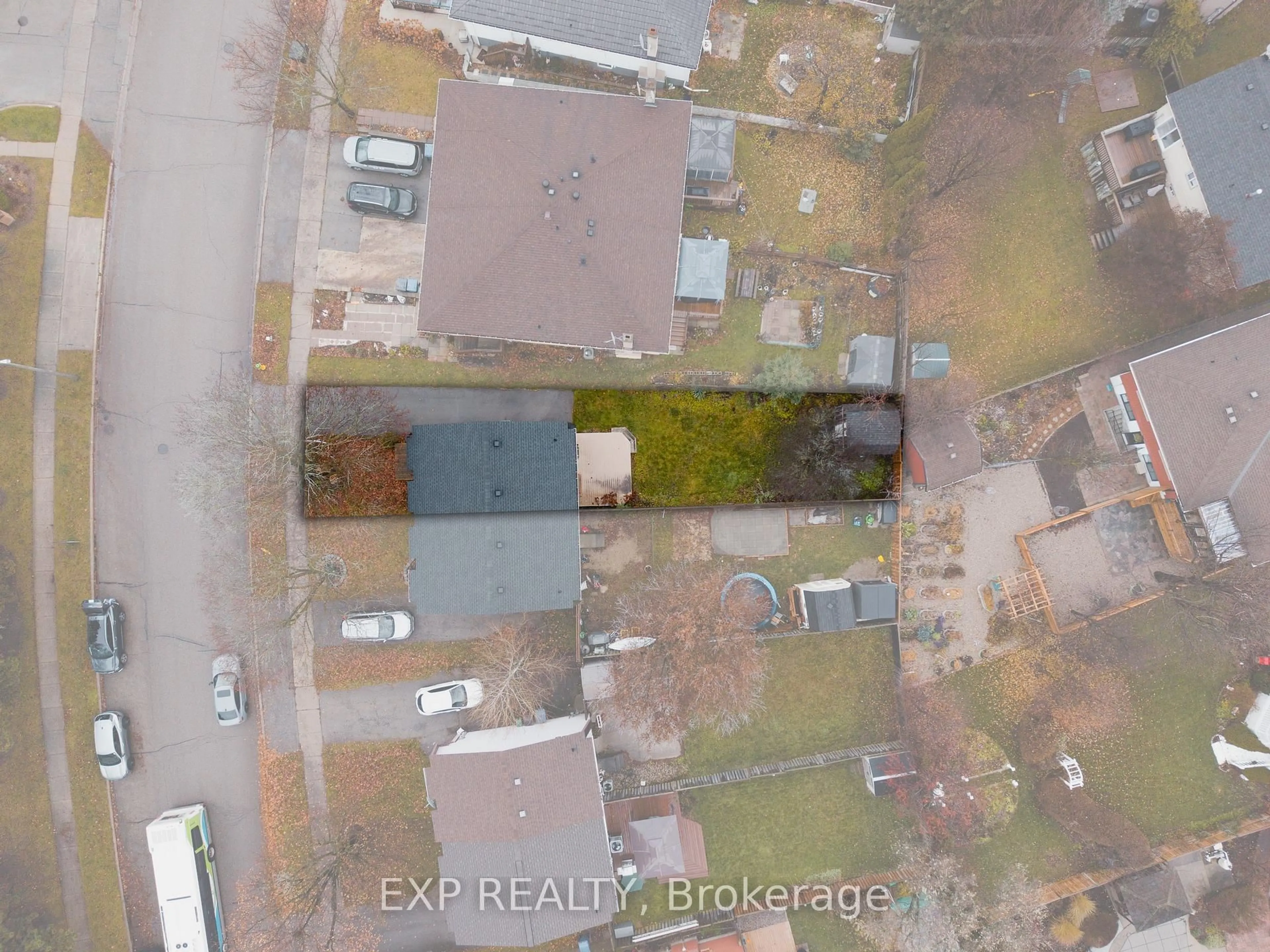 A pic from outside/outdoor area/front of a property/back of a property/a pic from drone, street for 171 MARKSAM Rd, Guelph Ontario N1H 7L1