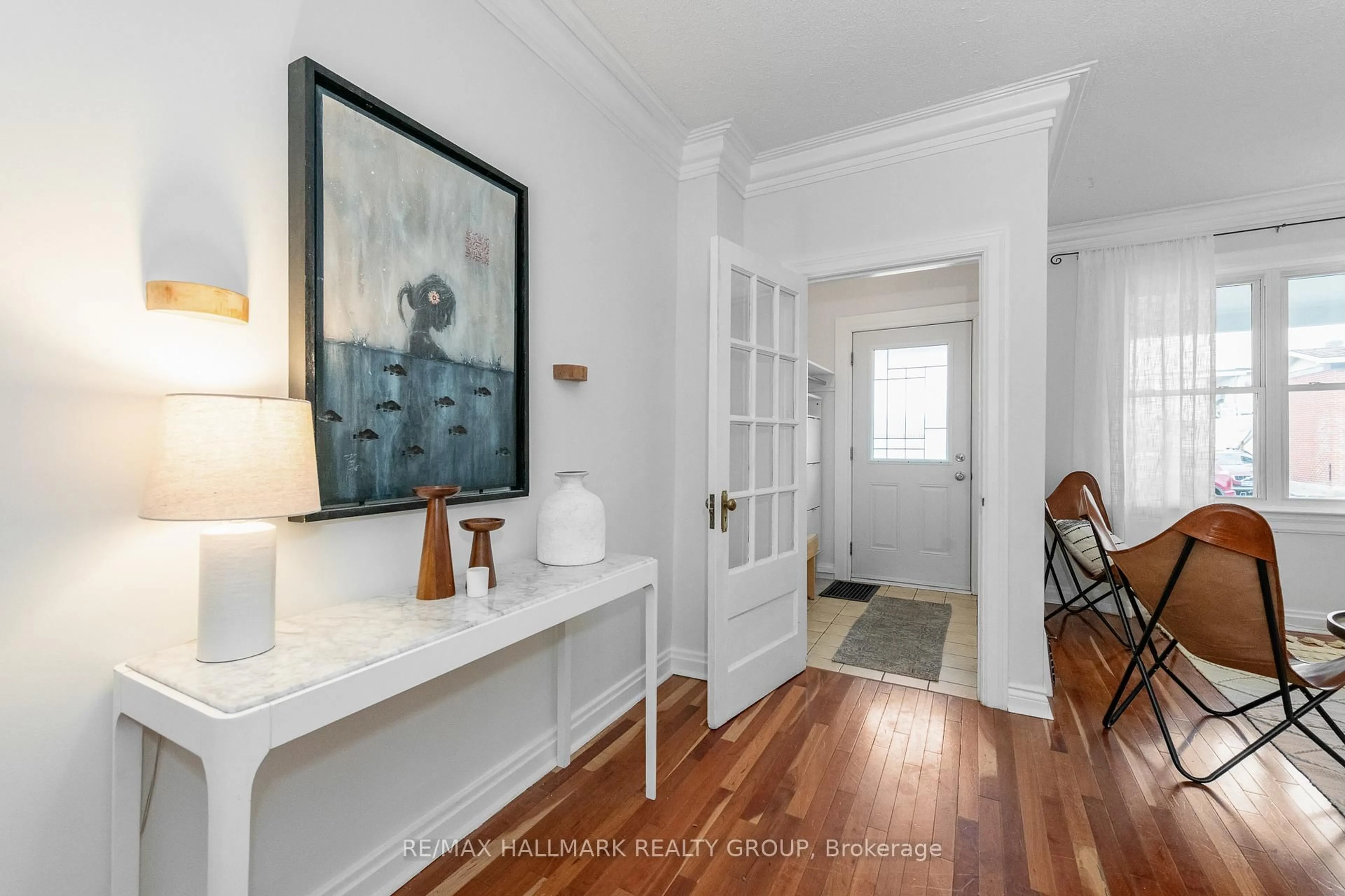 Indoor entryway for 82 Beech St, Ottawa Ontario K1S 3J8