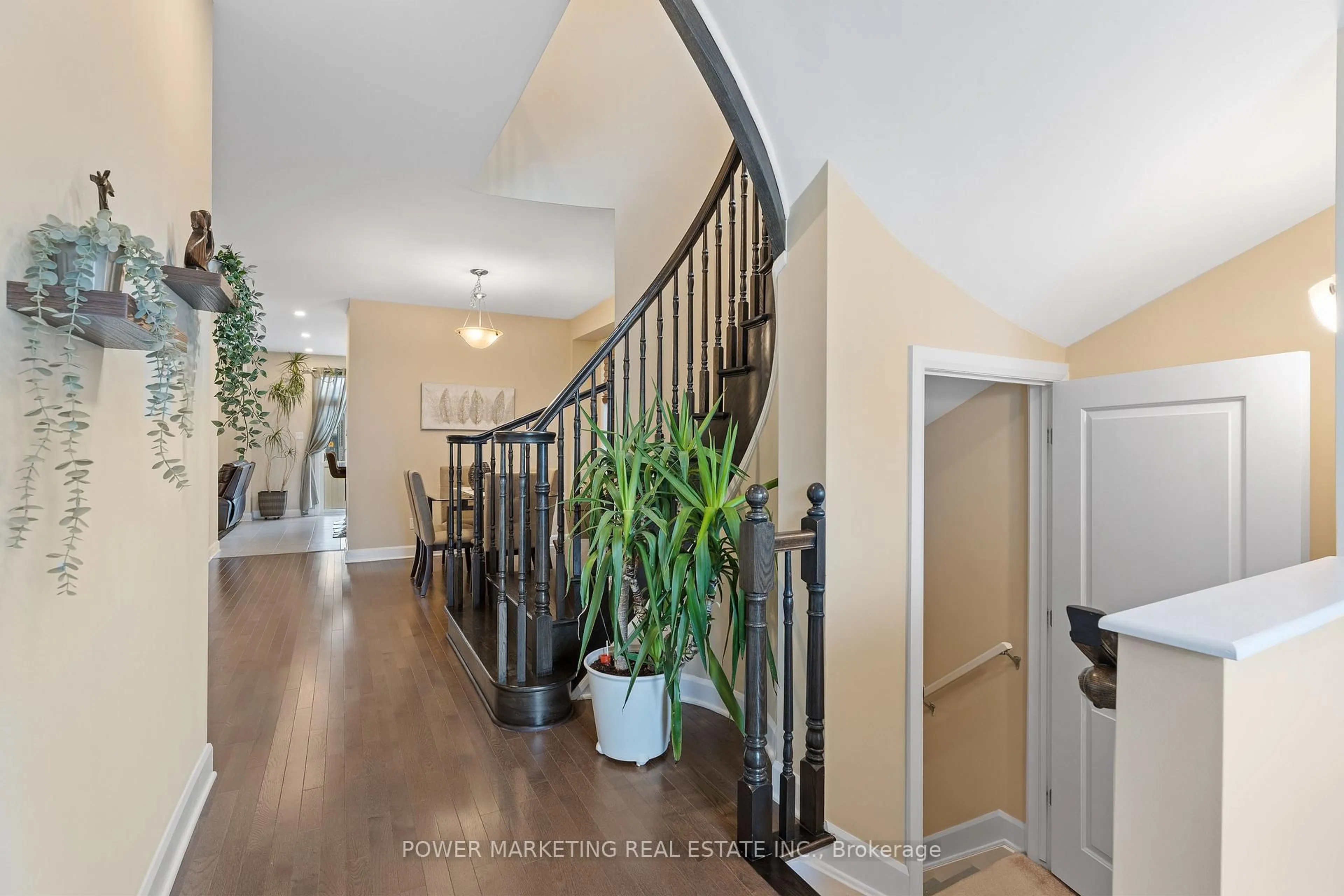 Indoor entryway for 682 Jerome Jodoin Dr, Ottawa Ontario K4A 1G7