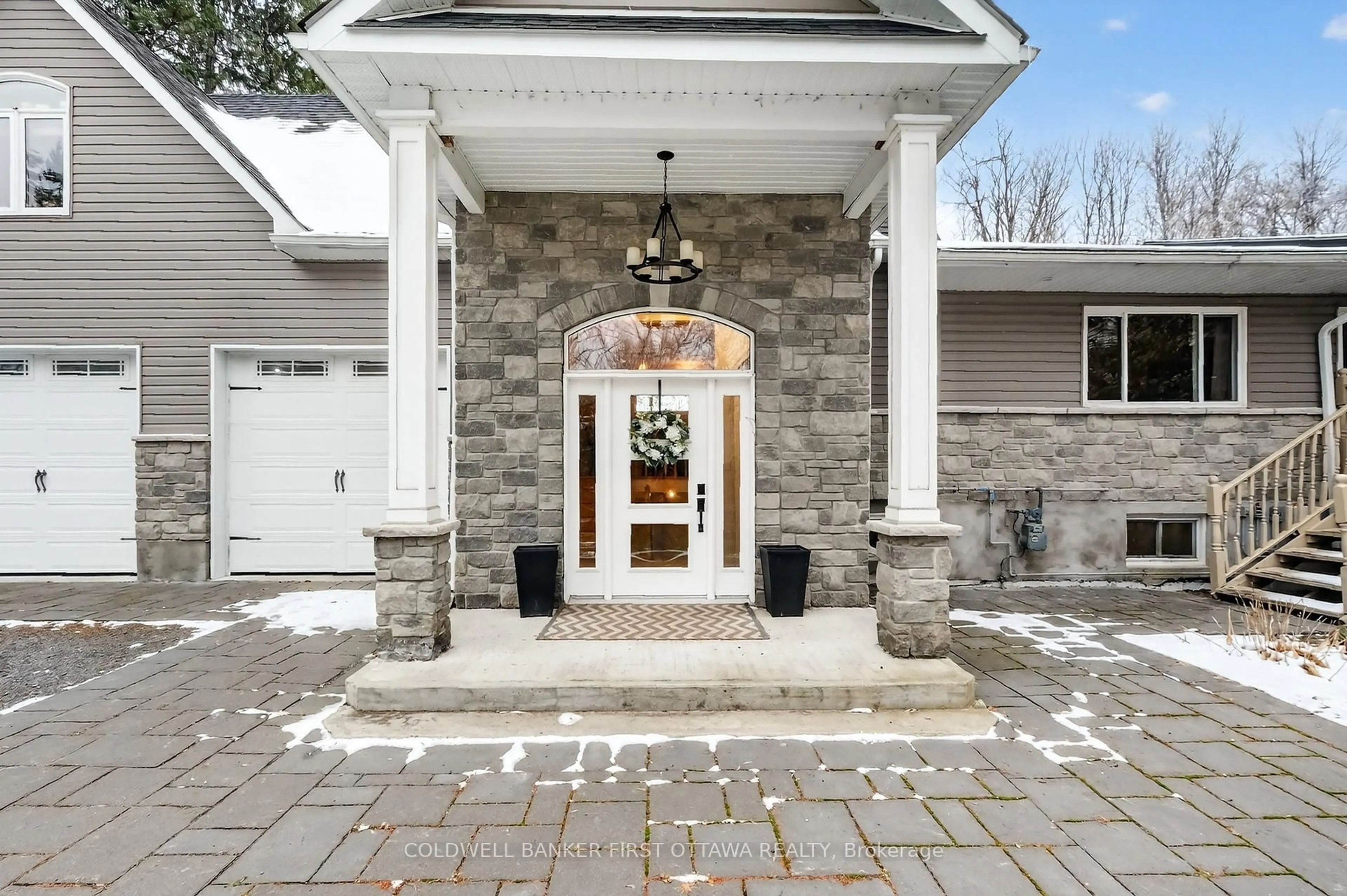 Indoor entryway for 1110 Dunning Rd, Orleans Ontario K4C 1P5
