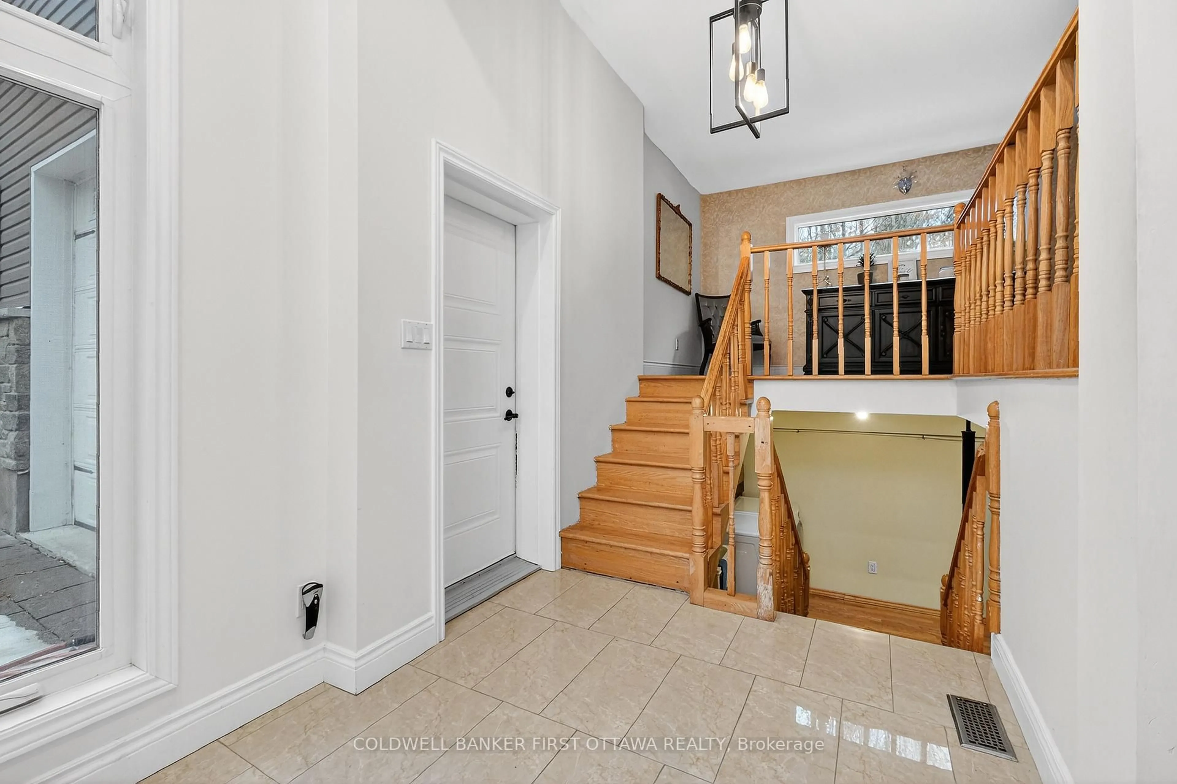 Indoor foyer for 1110 Dunning Rd, Orleans Ontario K4C 1P5