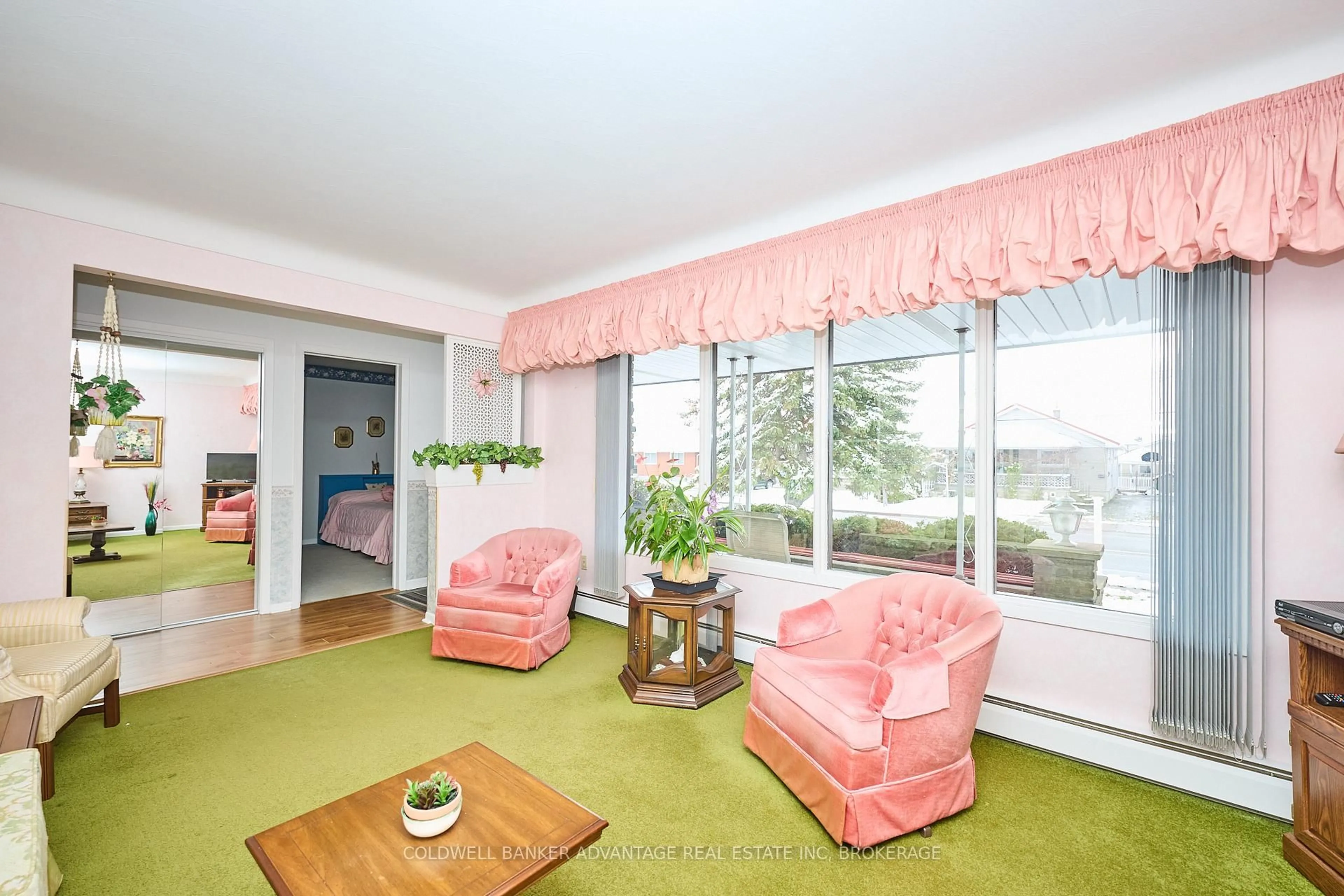 Living room with furniture, unknown for 609 Lincoln St, Welland Ontario L3B 4R2