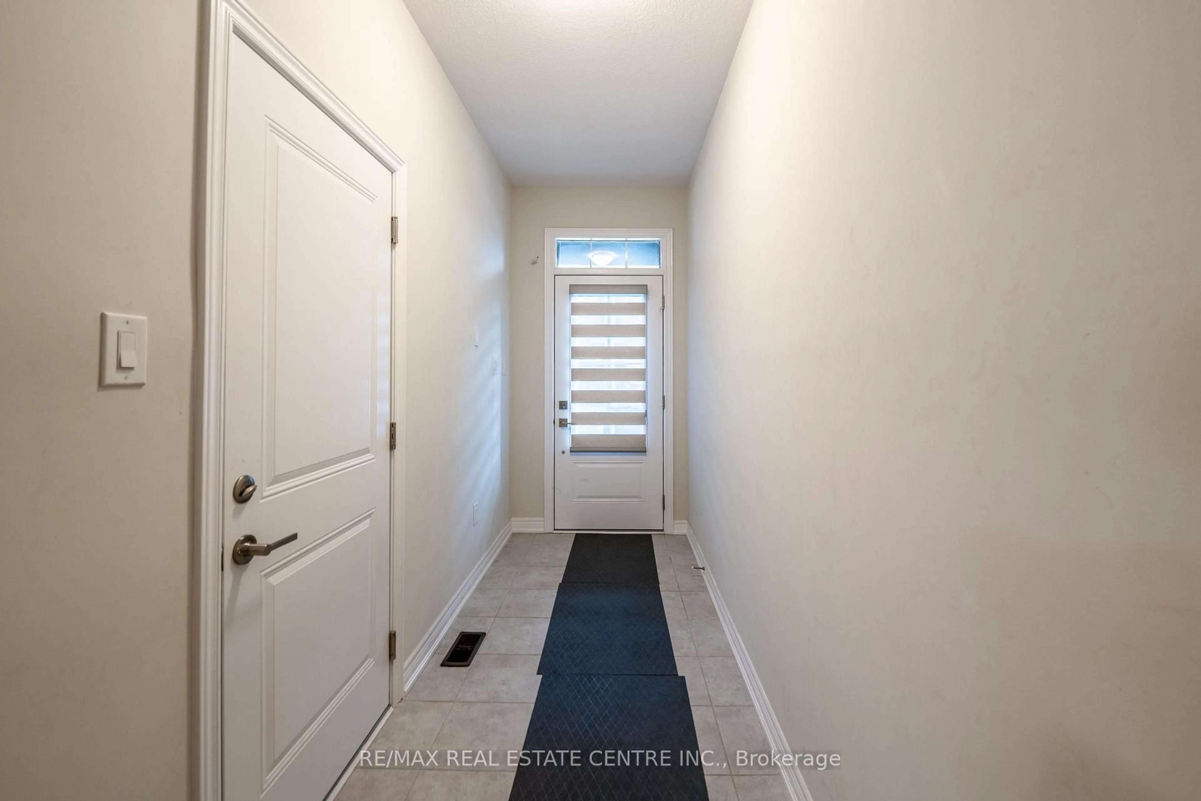 Indoor entryway for 10 BIRMINGHAM Dr, Cambridge Ontario N1R 8K5