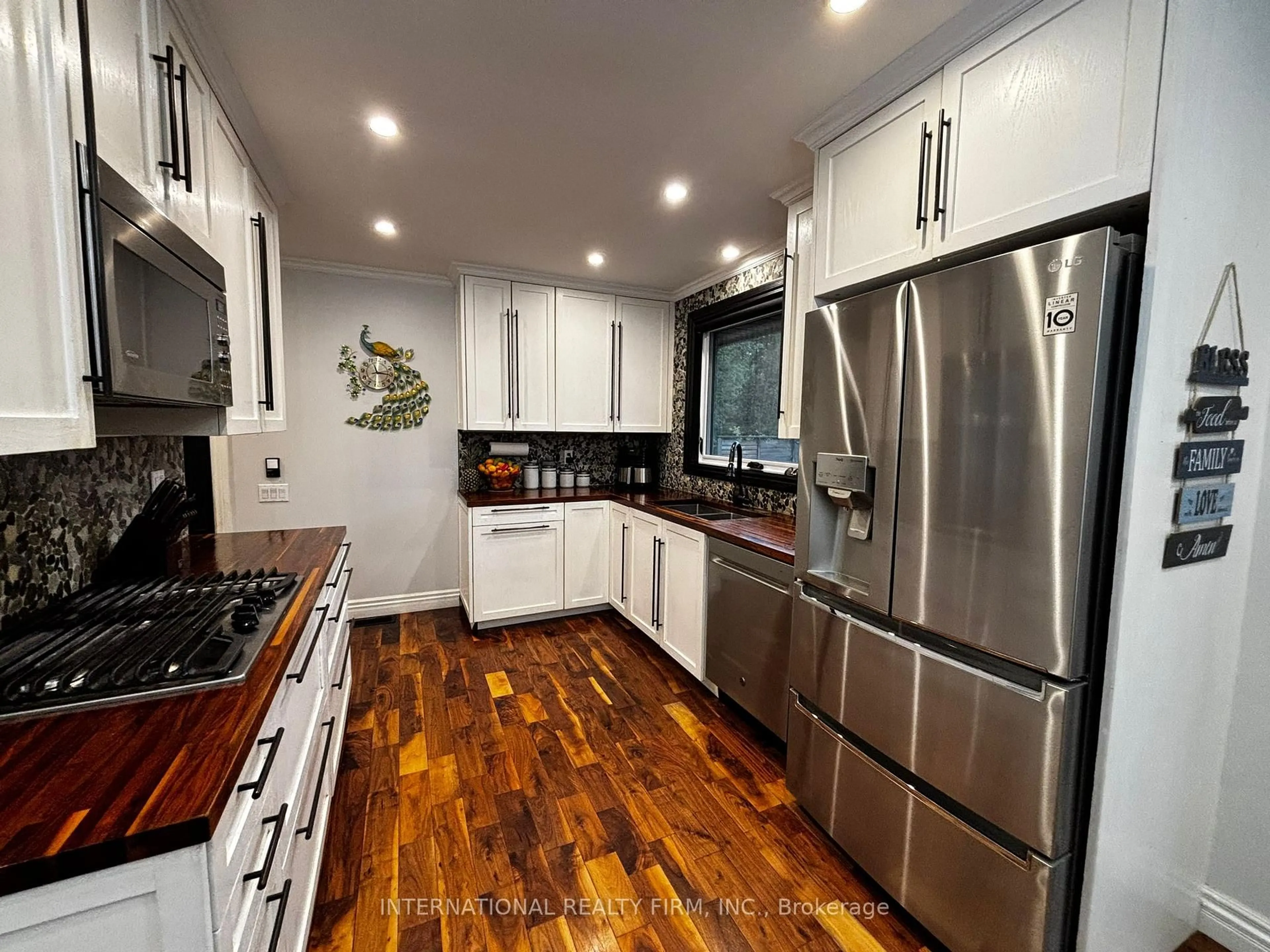 Contemporary kitchen, wood/laminate floor for 9364 Wellington Rd 124, Erin Ontario N0B 1T0