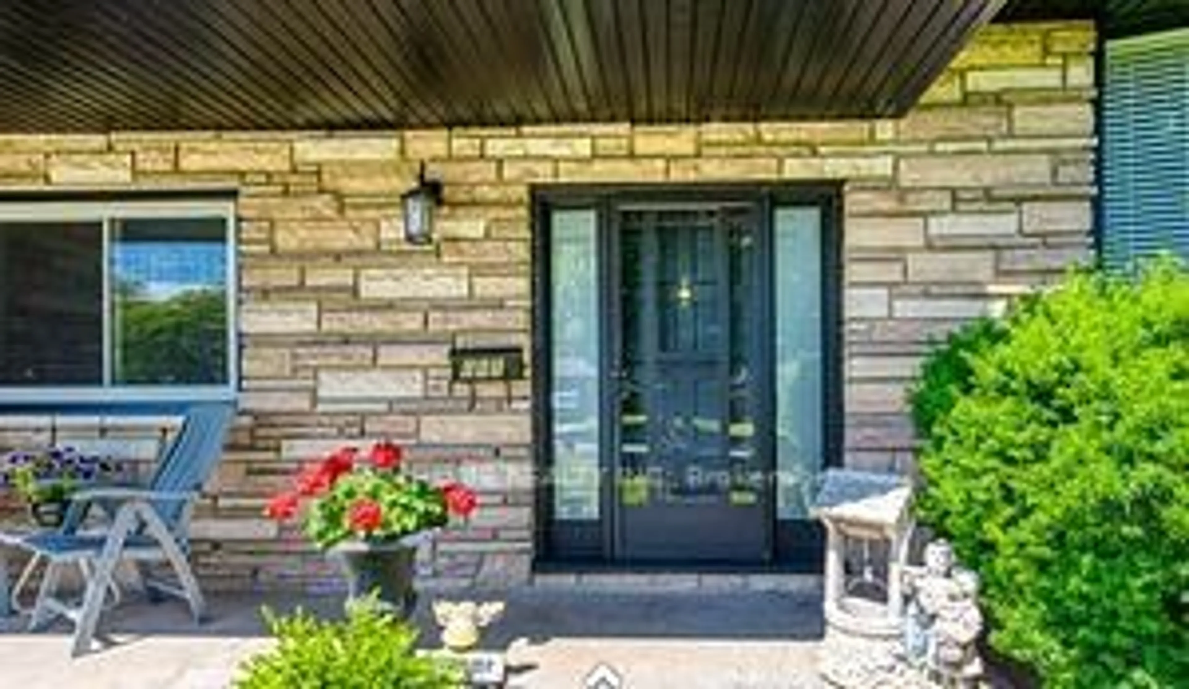 Indoor entryway for 685 vine St, St. Catharines Ontario L2M 3V9