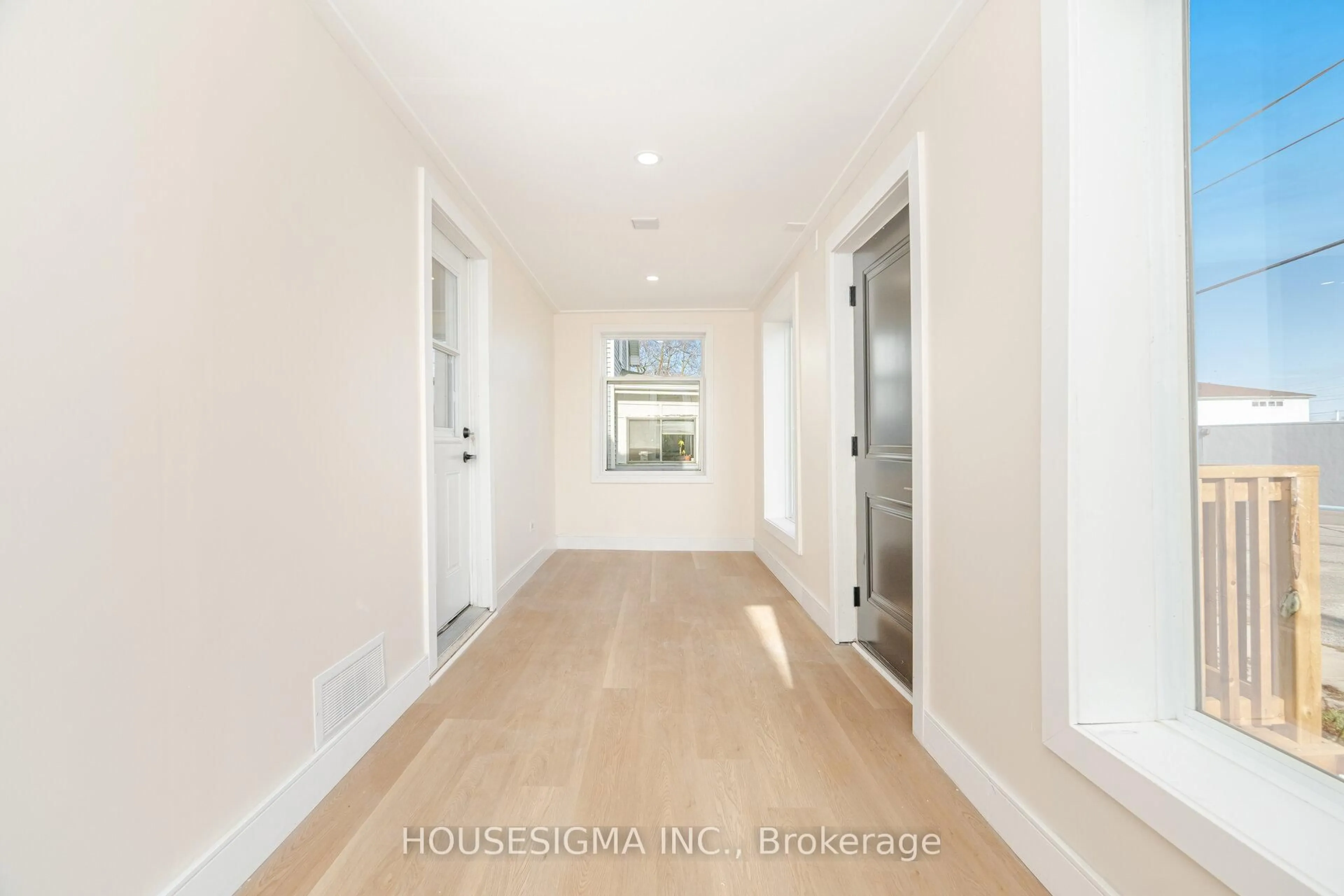 Indoor entryway for 45 Wellington St, Thorold Ontario L2V 2E7