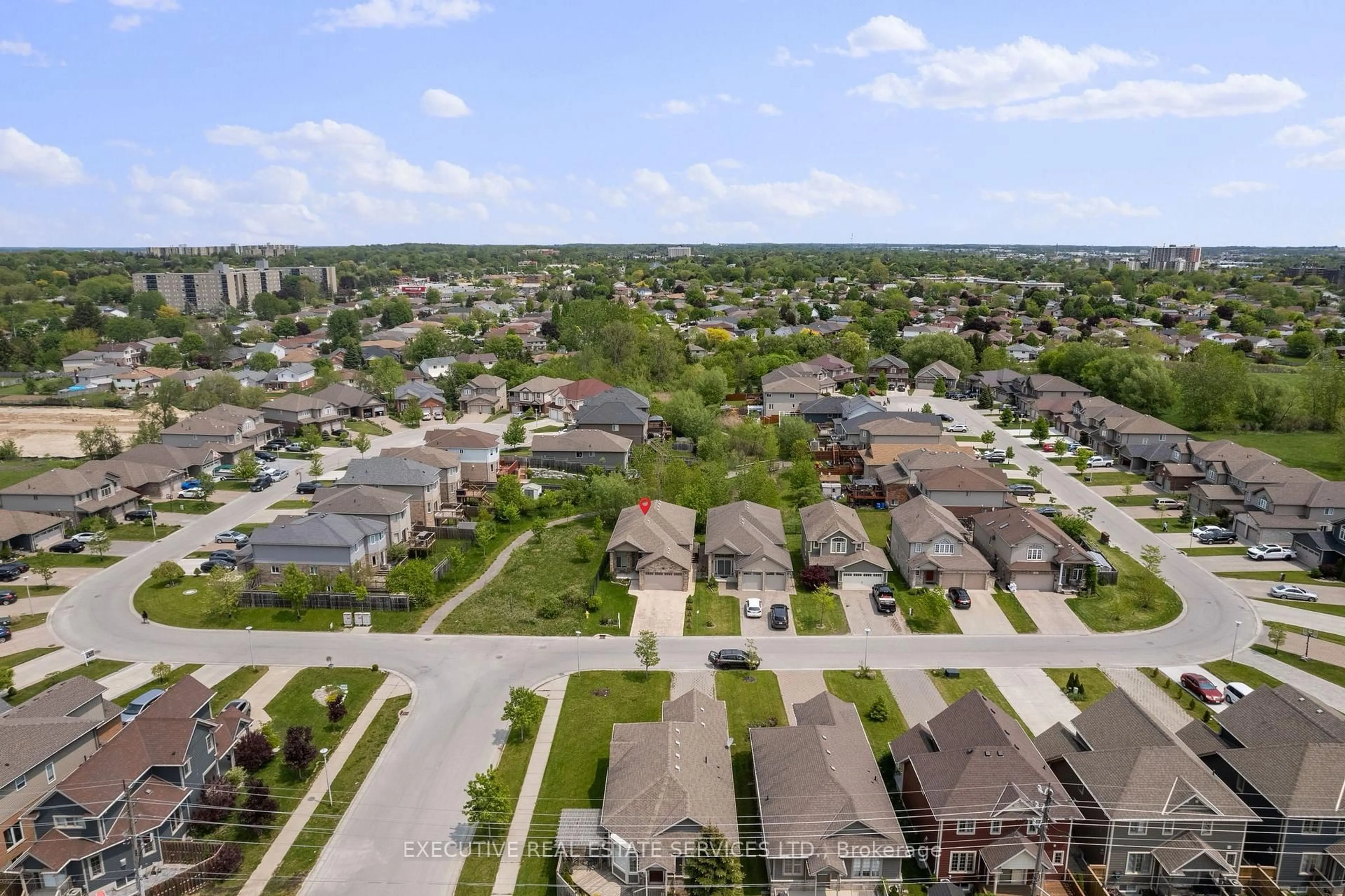 A pic from outside/outdoor area/front of a property/back of a property/a pic from drone, street for 2884 DEVON Rd, London South Ontario N6E 0A4