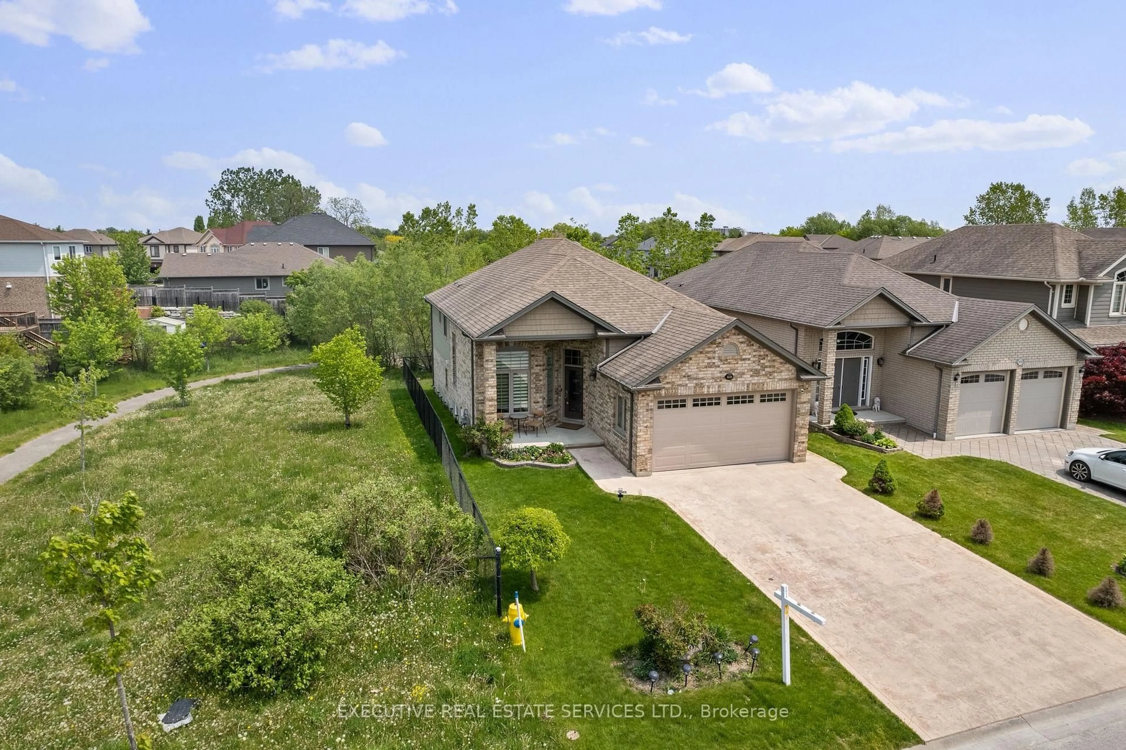 A pic from outside/outdoor area/front of a property/back of a property/a pic from drone, street for 2884 DEVON Rd, London South Ontario N6E 0A4