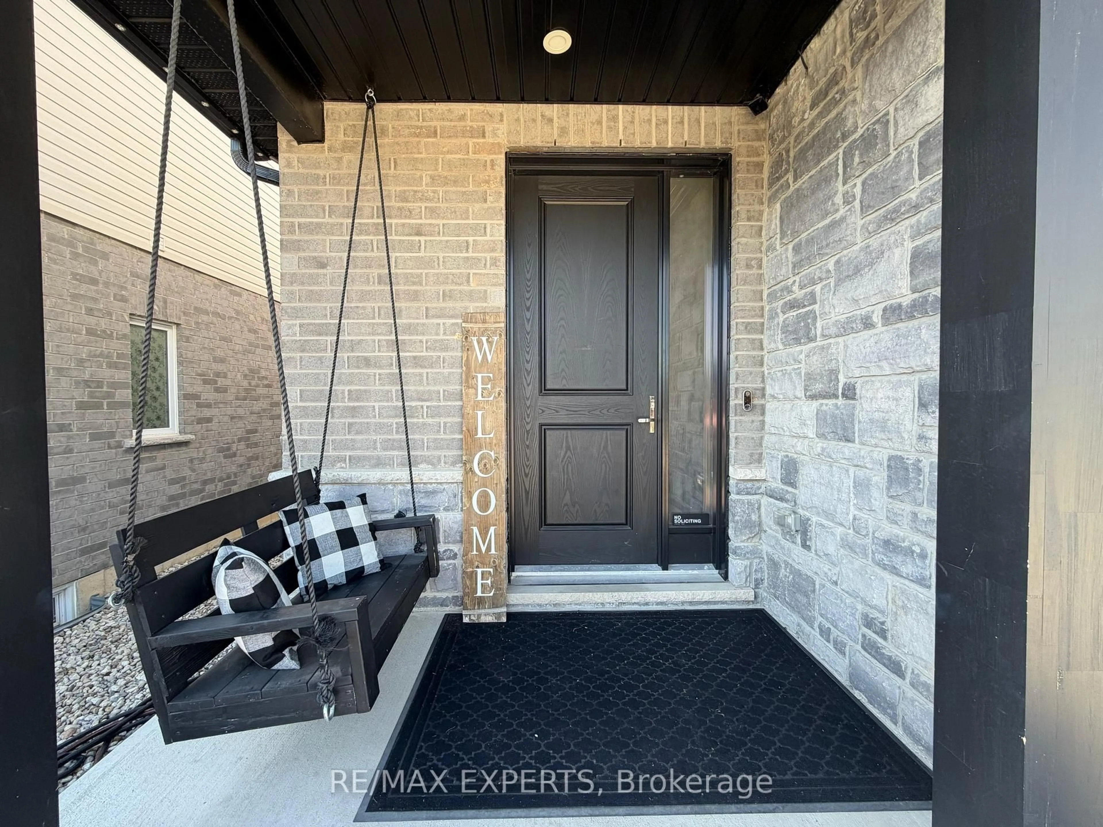 Indoor entryway for 119 Lisbon Pines Dr, Cambridge Ontario N1R 8C7