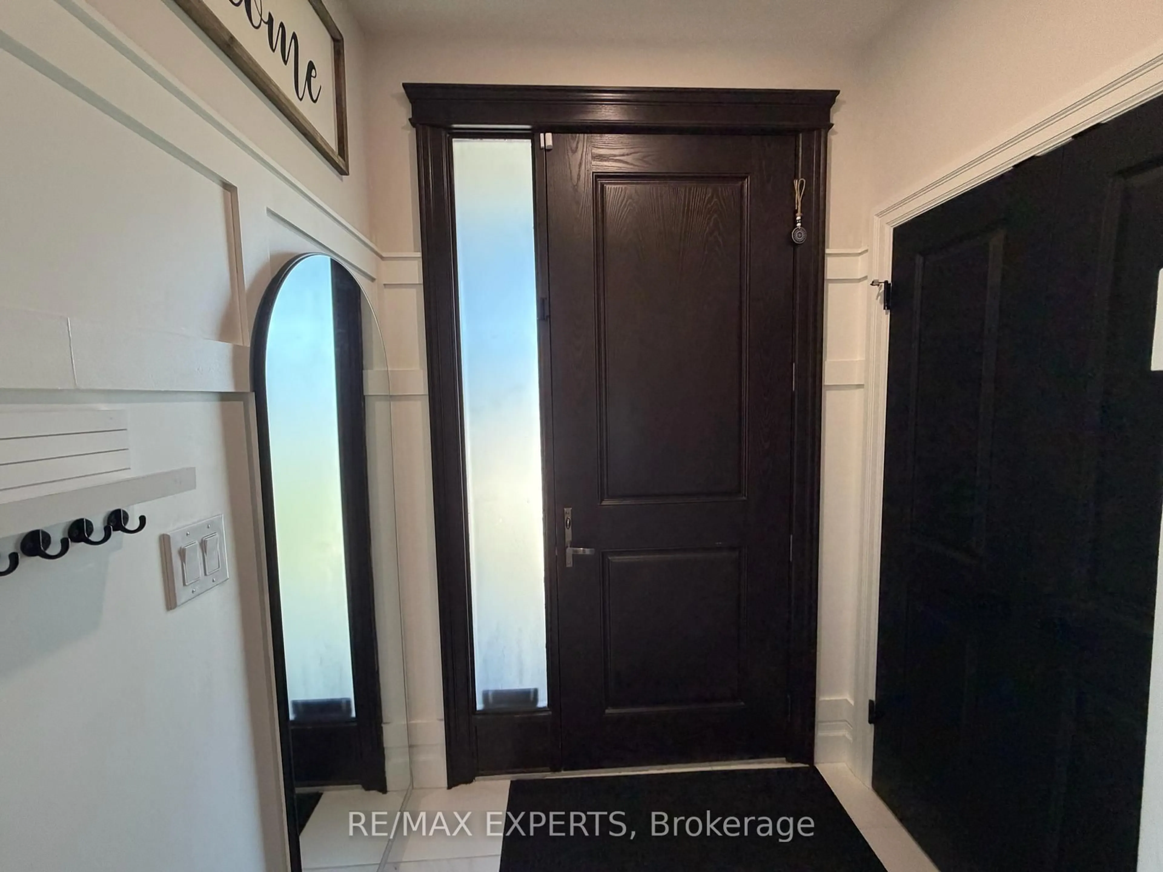 Indoor entryway for 119 Lisbon Pines Dr, Cambridge Ontario N1R 8C7