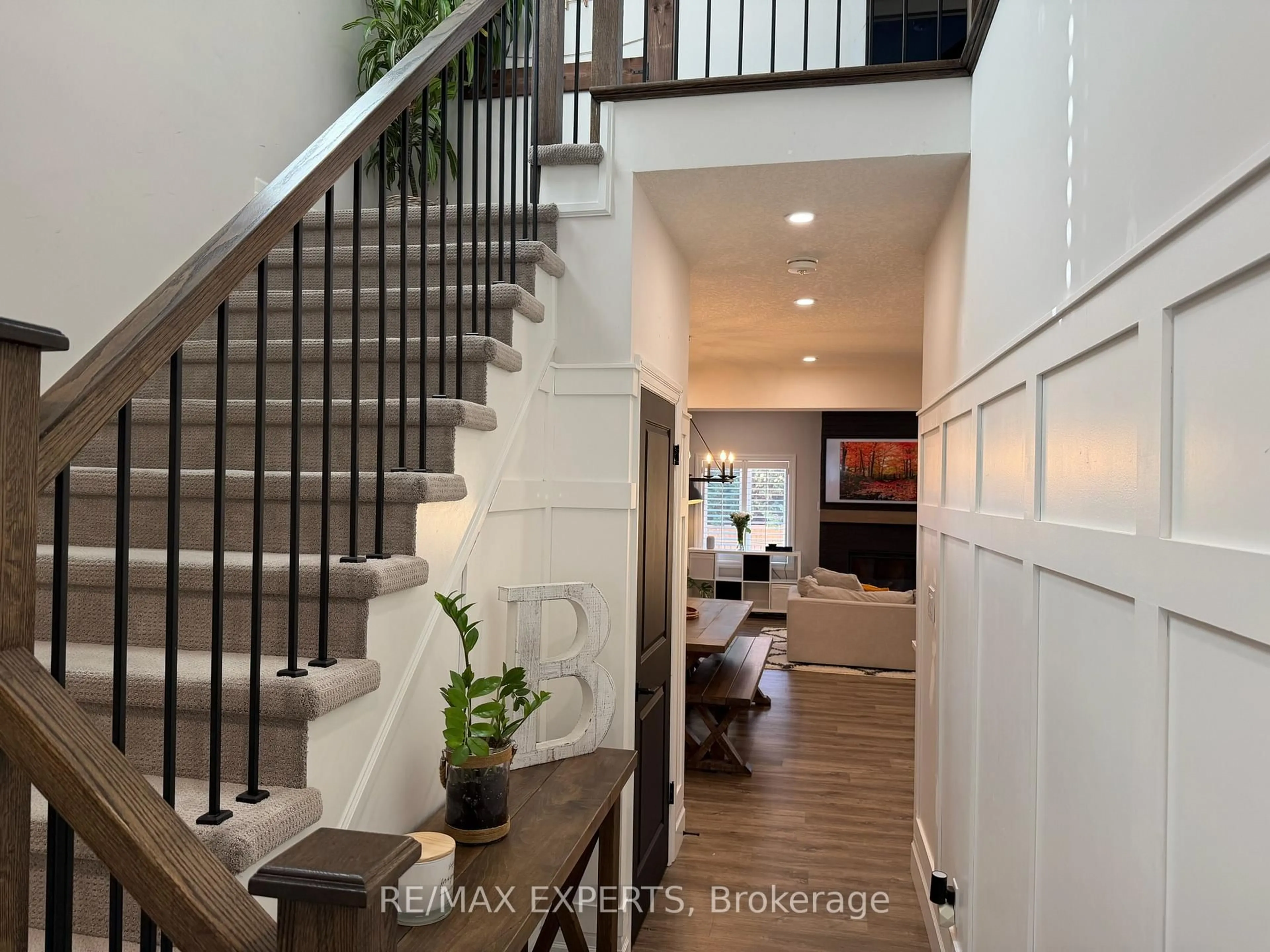 Indoor entryway for 119 Lisbon Pines Dr, Cambridge Ontario N1R 8C7