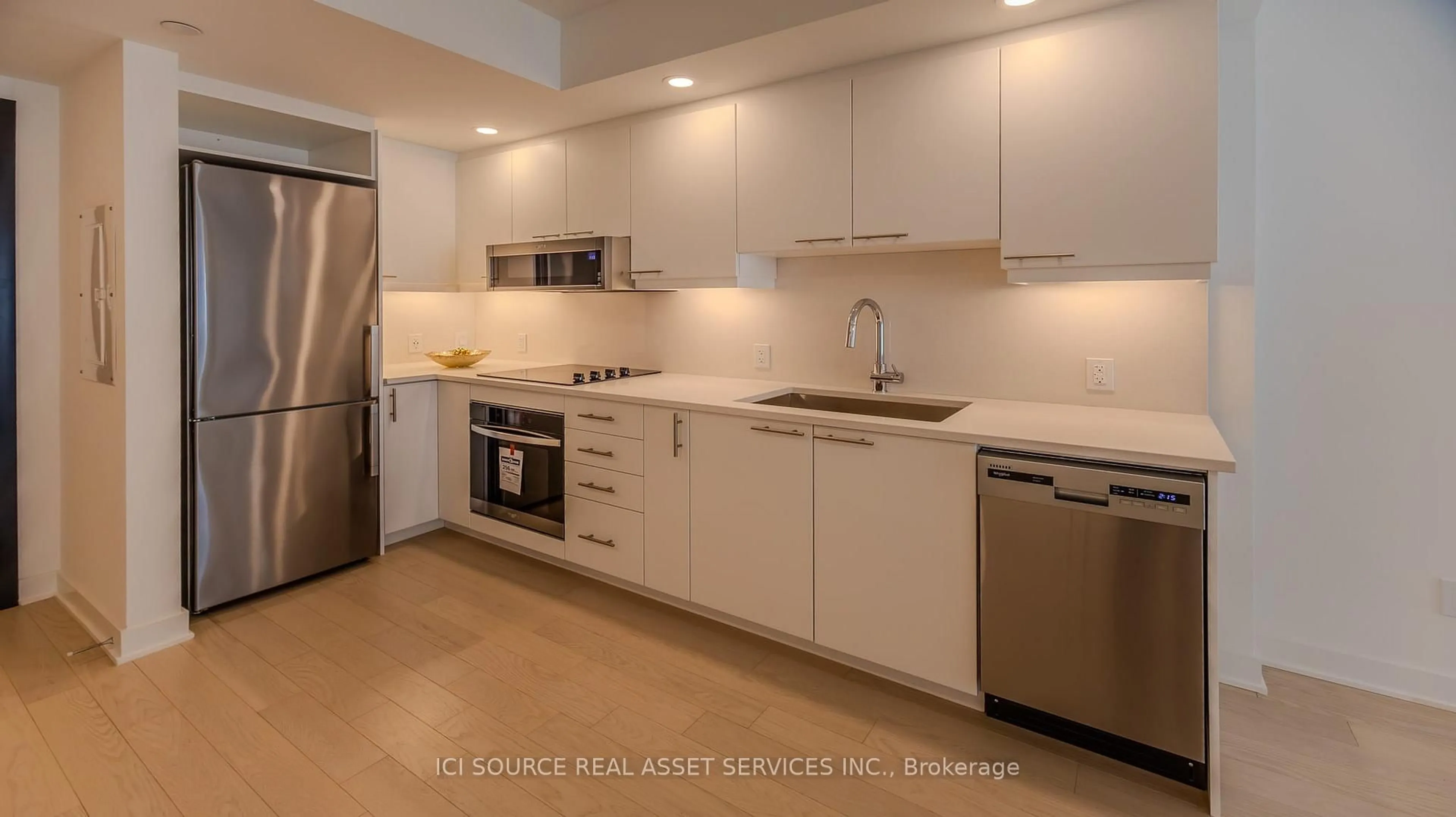 Standard kitchen, ceramic/tile floor for 340 Queen St #1110, Ottawa Ontario K1R 0G1