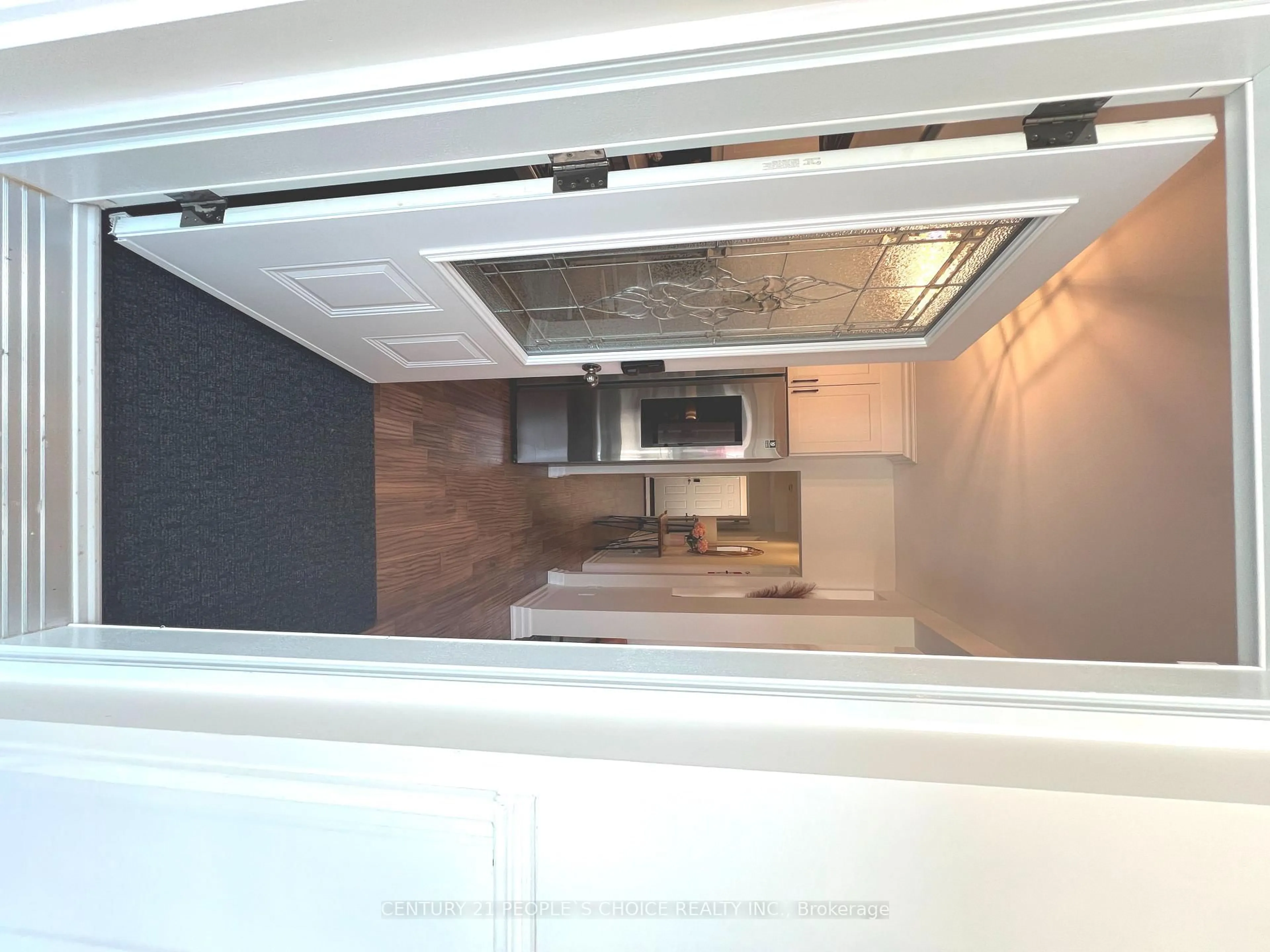 Indoor foyer for 4927 Victoria Ave, Niagara Falls Ontario L2E 4C7