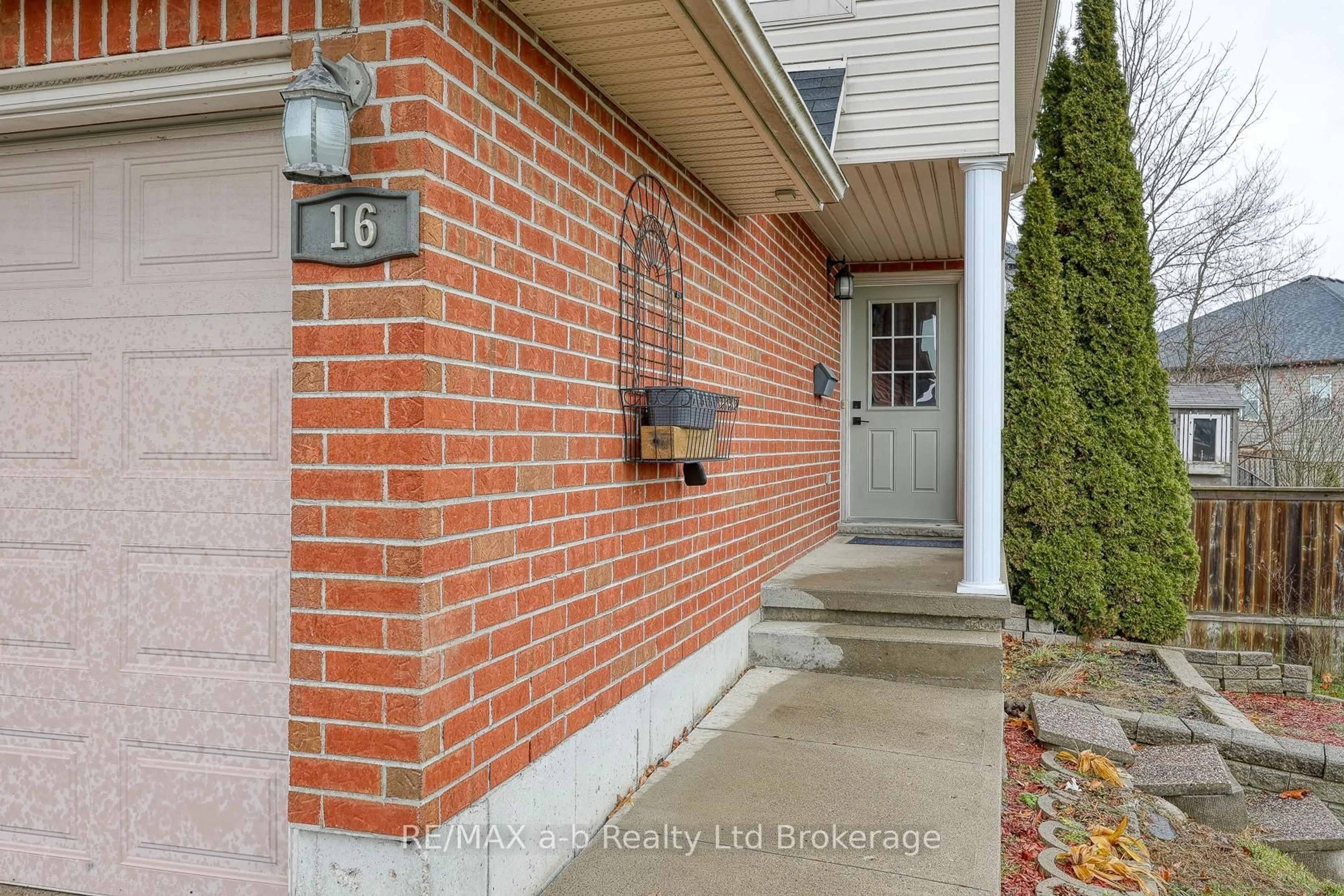 Indoor entryway for 16 HILLSIDE Rd, Ingersoll Ontario N5C 4B5