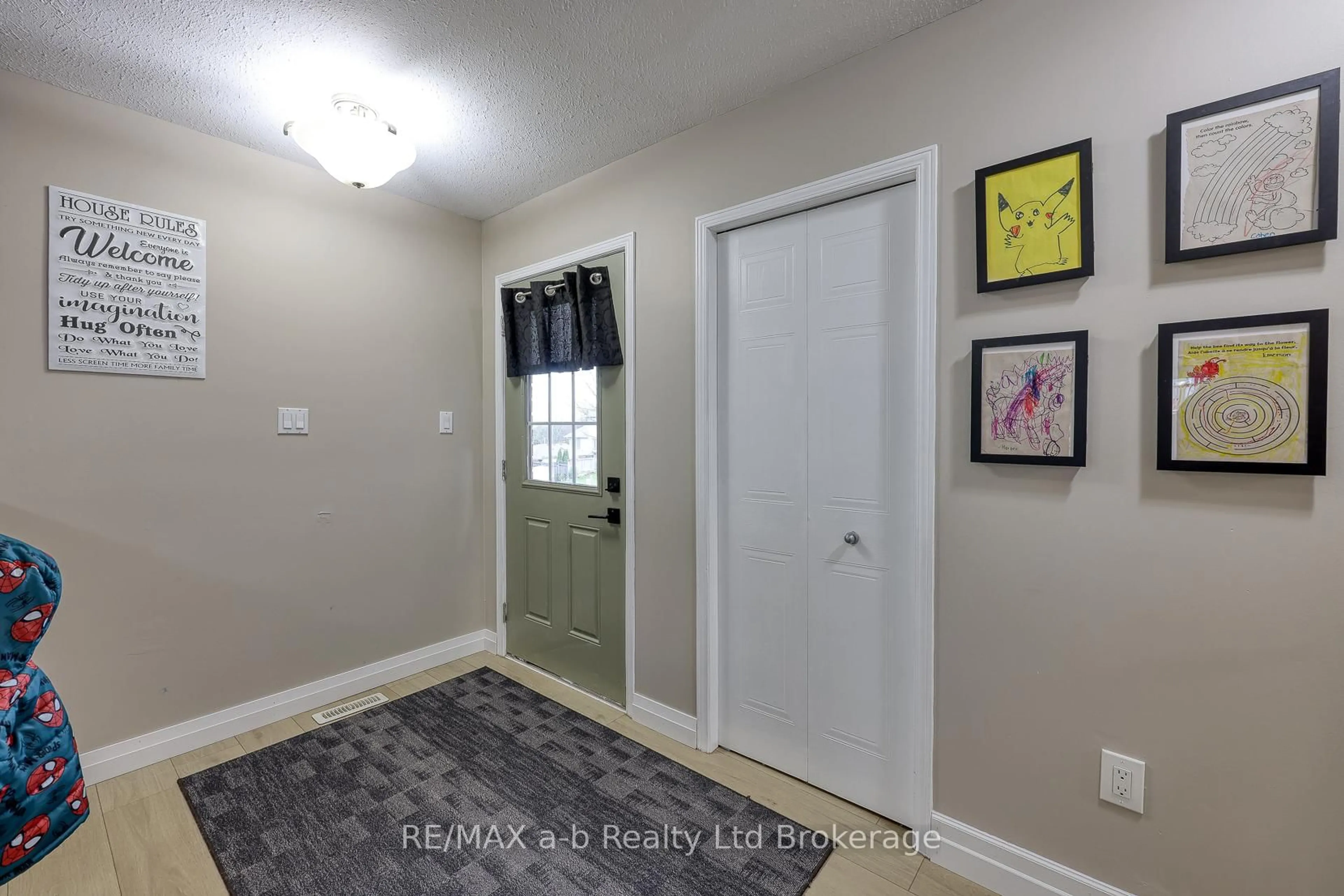 Indoor entryway for 16 HILLSIDE Rd, Ingersoll Ontario N5C 4B5