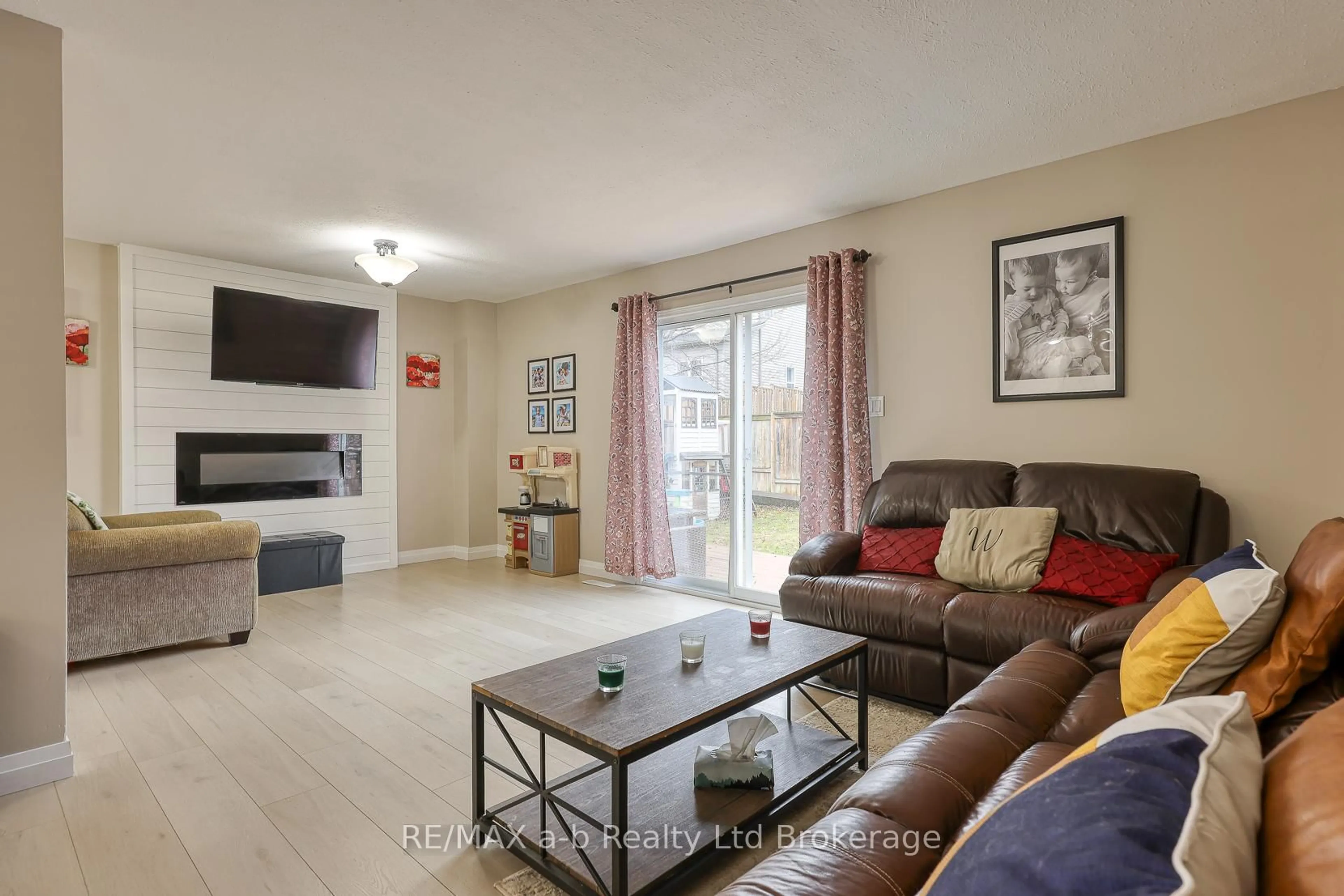 Living room with furniture, unknown for 16 HILLSIDE Rd, Ingersoll Ontario N5C 4B5