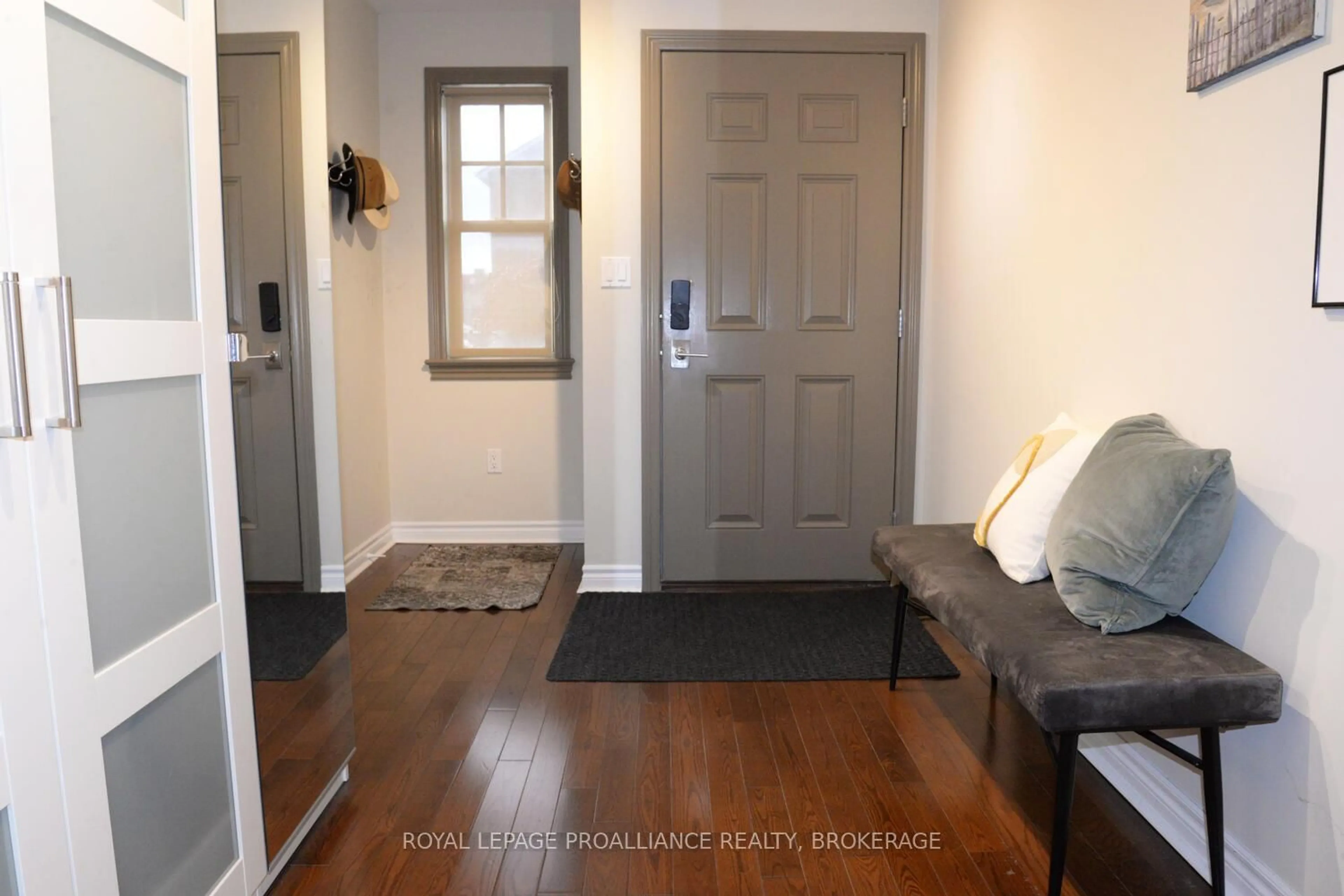 Indoor entryway for 300 Wellington St, Kingston Ontario K7K 2Z3