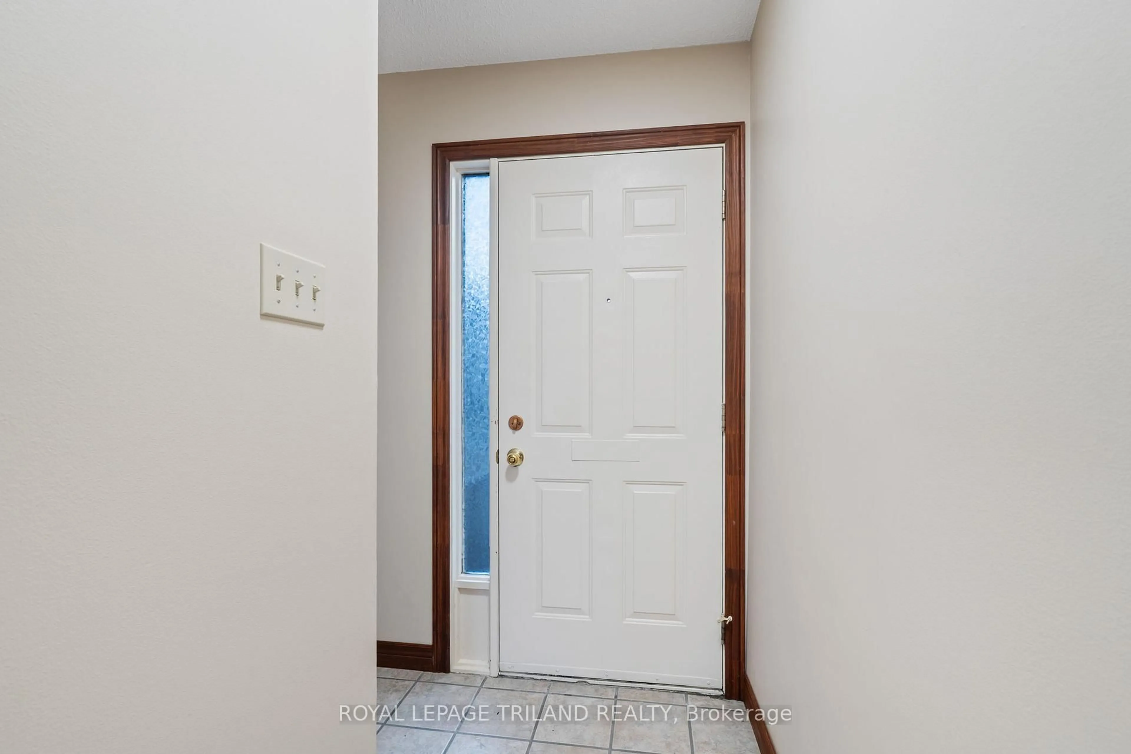 Indoor entryway for 1318 Highbury Ave #4, London East Ontario N5Y 5E5