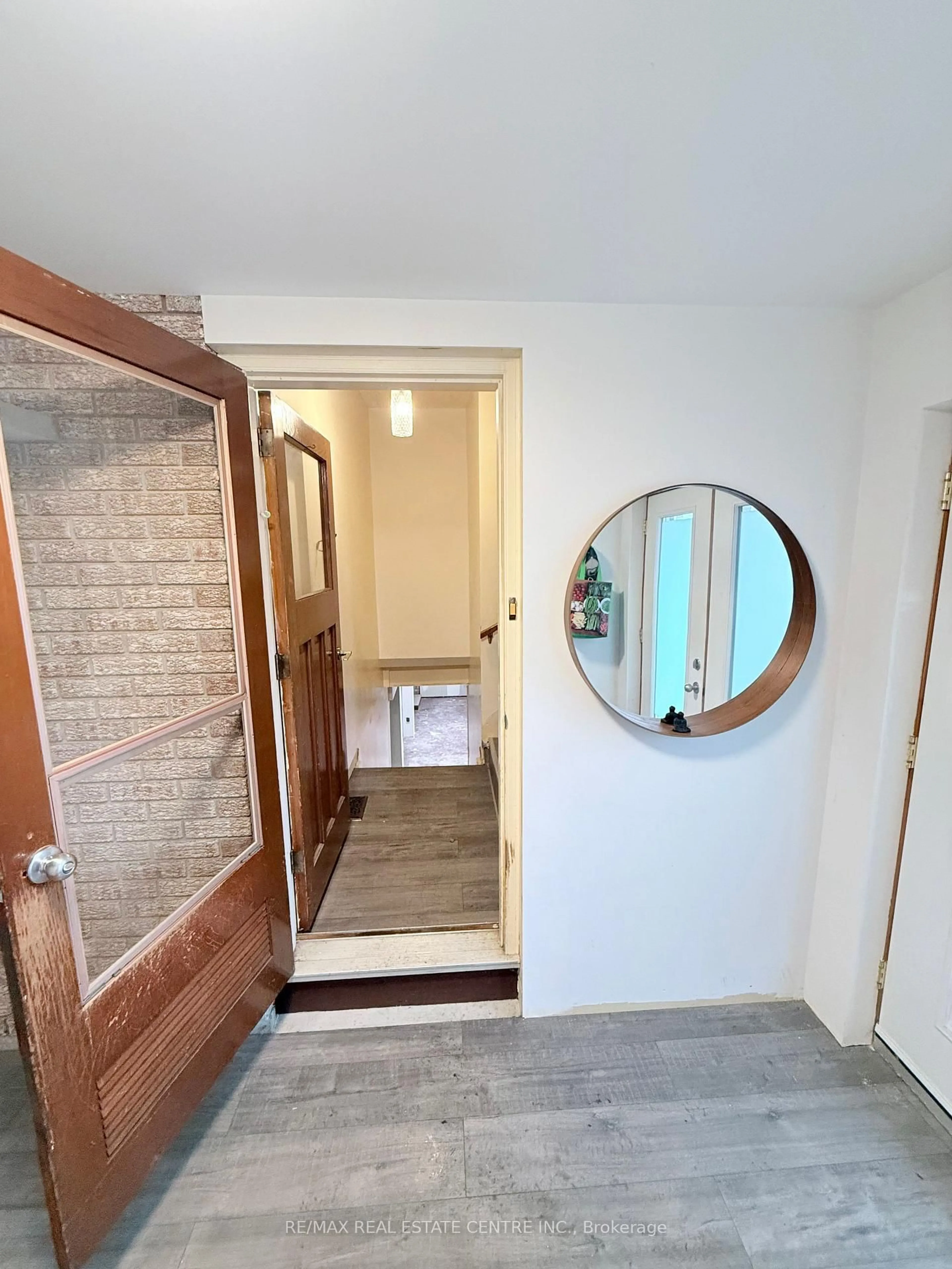 Indoor entryway for 147 Perth Rd, Smiths Falls Ontario K7A 4S7