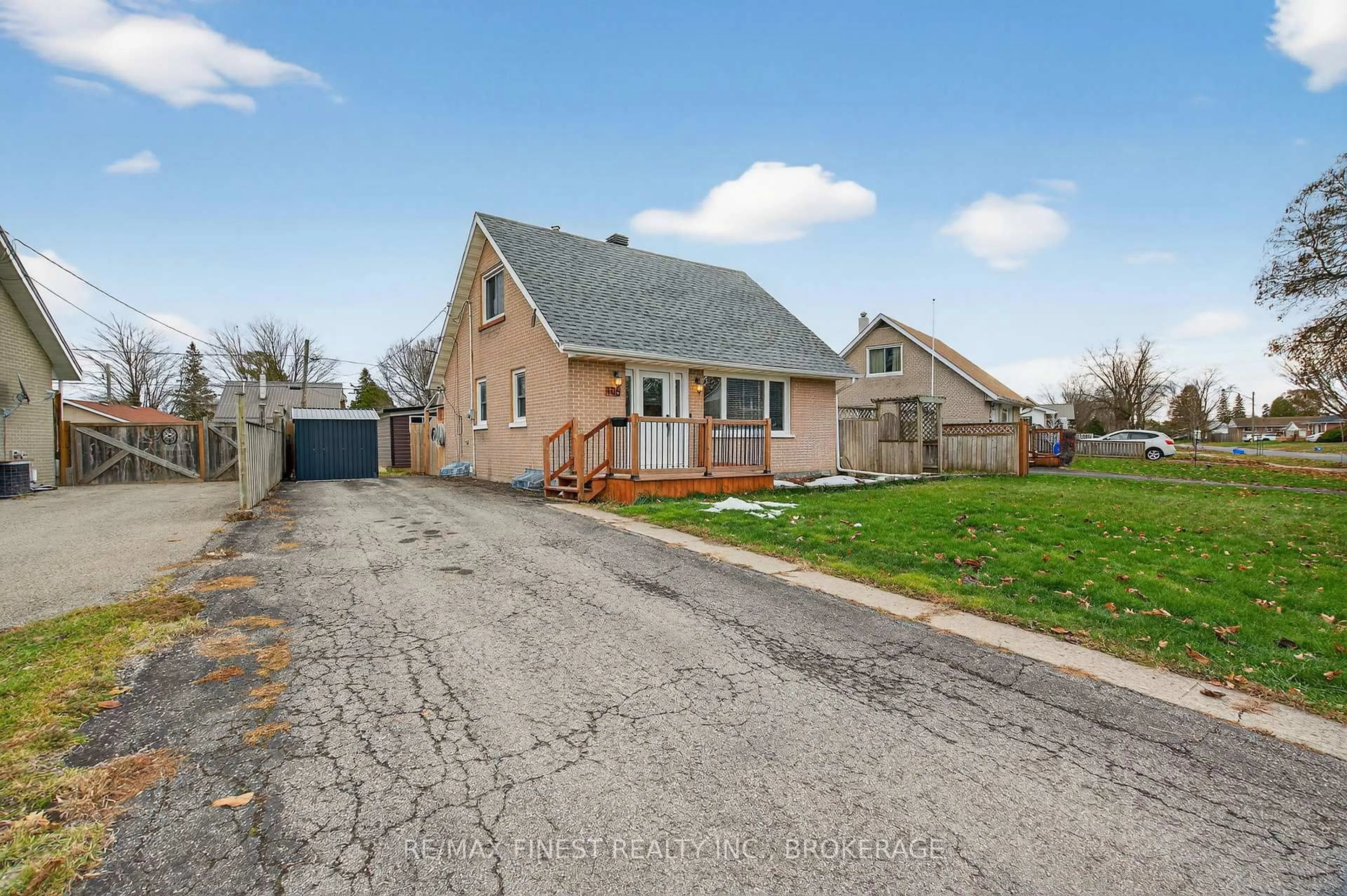 A pic from outside/outdoor area/front of a property/back of a property/a pic from drone, street for 105 Salisbury Ave, Brockville Ontario K6V 2T6