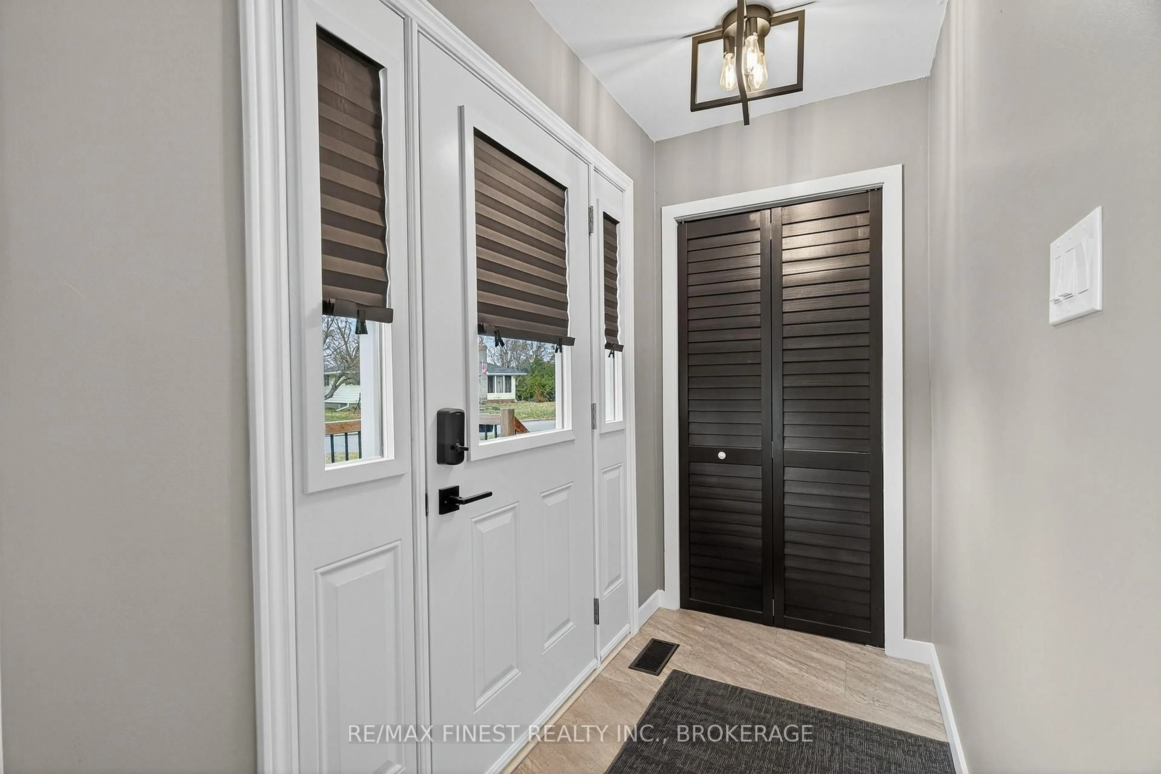 Indoor entryway for 105 Salisbury Ave, Brockville Ontario K6V 2T6