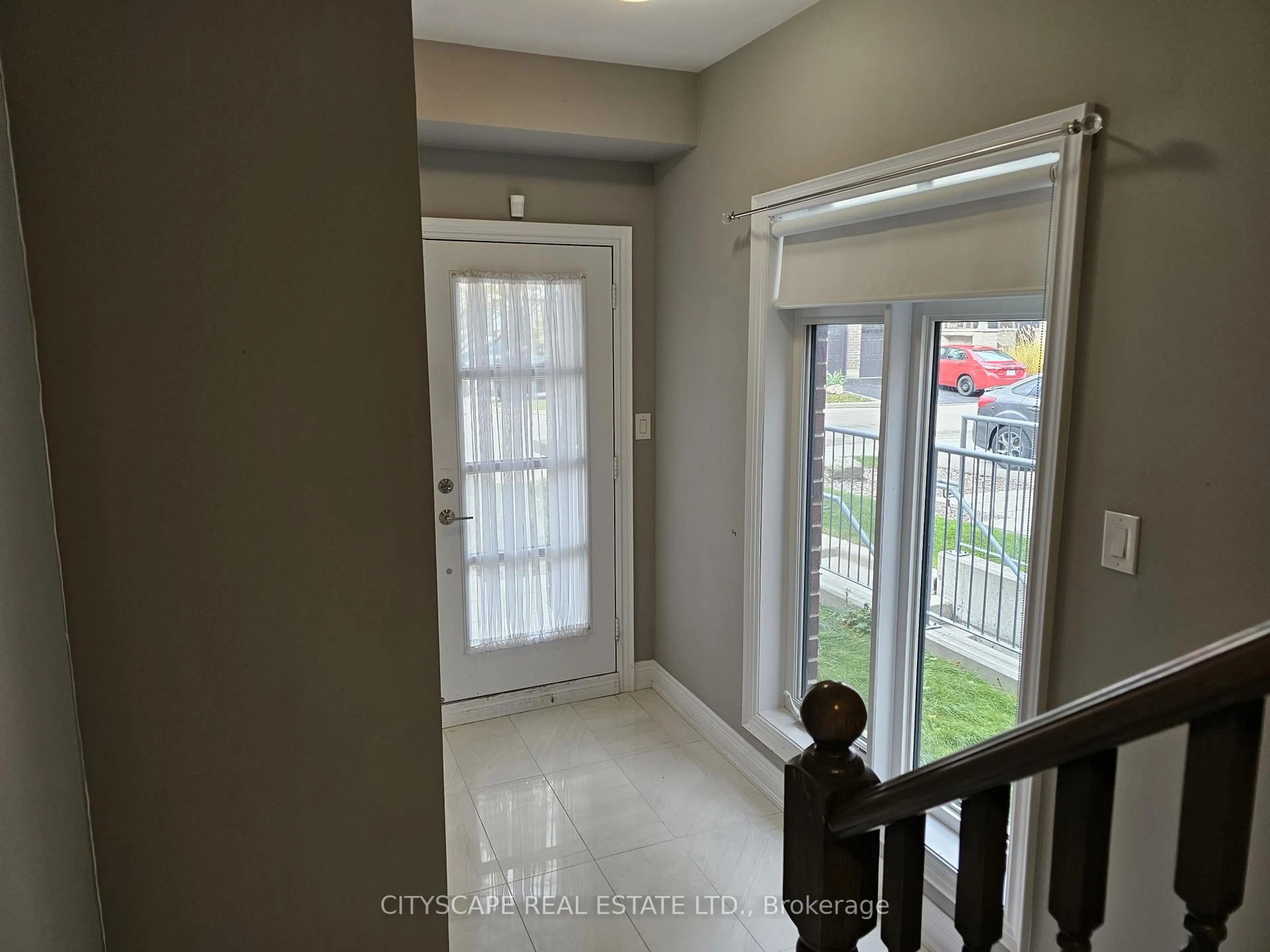 Indoor entryway for 16 Waterview Lane, Grimsby Ontario L3M 0H2