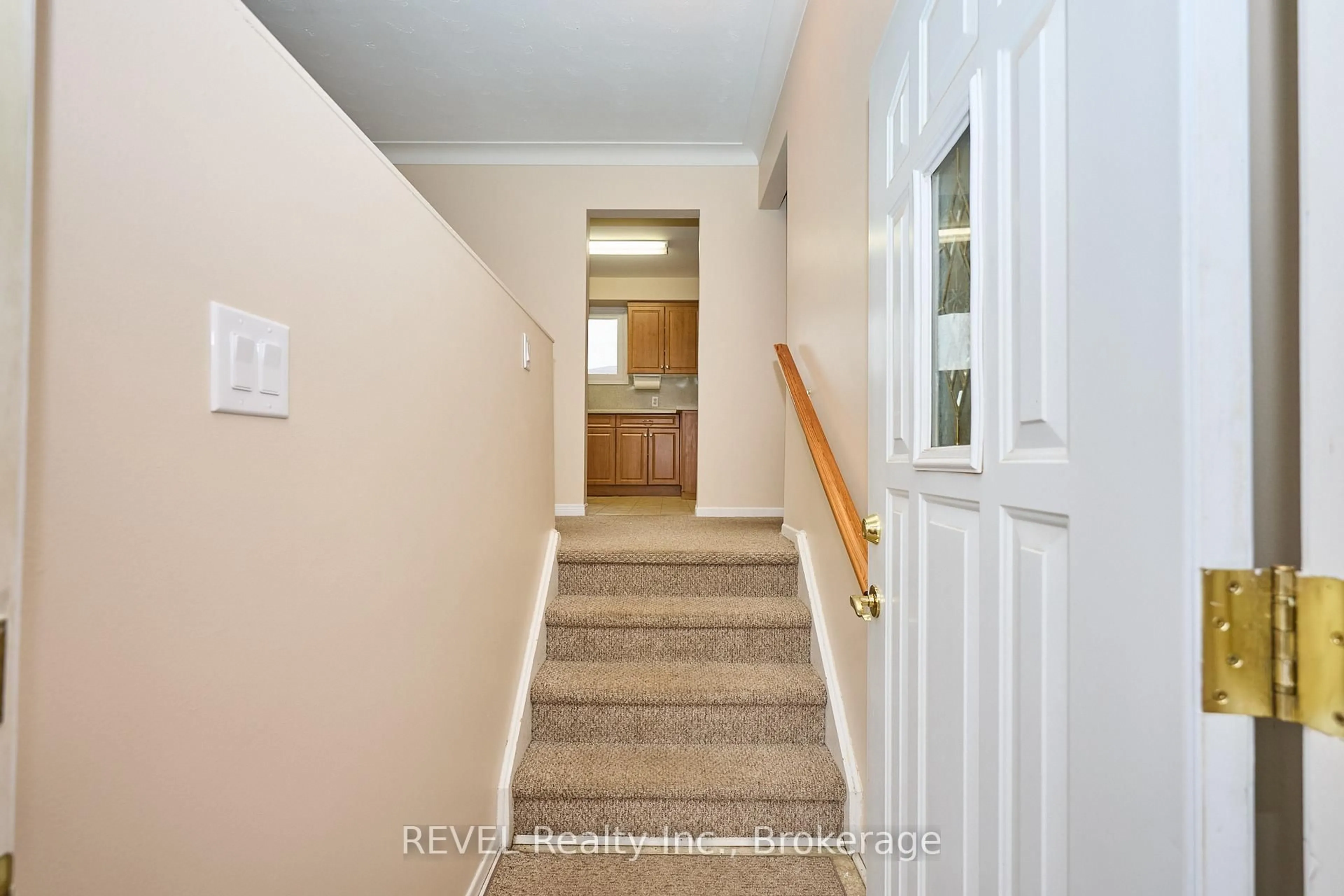 Indoor entryway for 7067 Centennial St, Niagara Falls Ontario L2G 2Z2