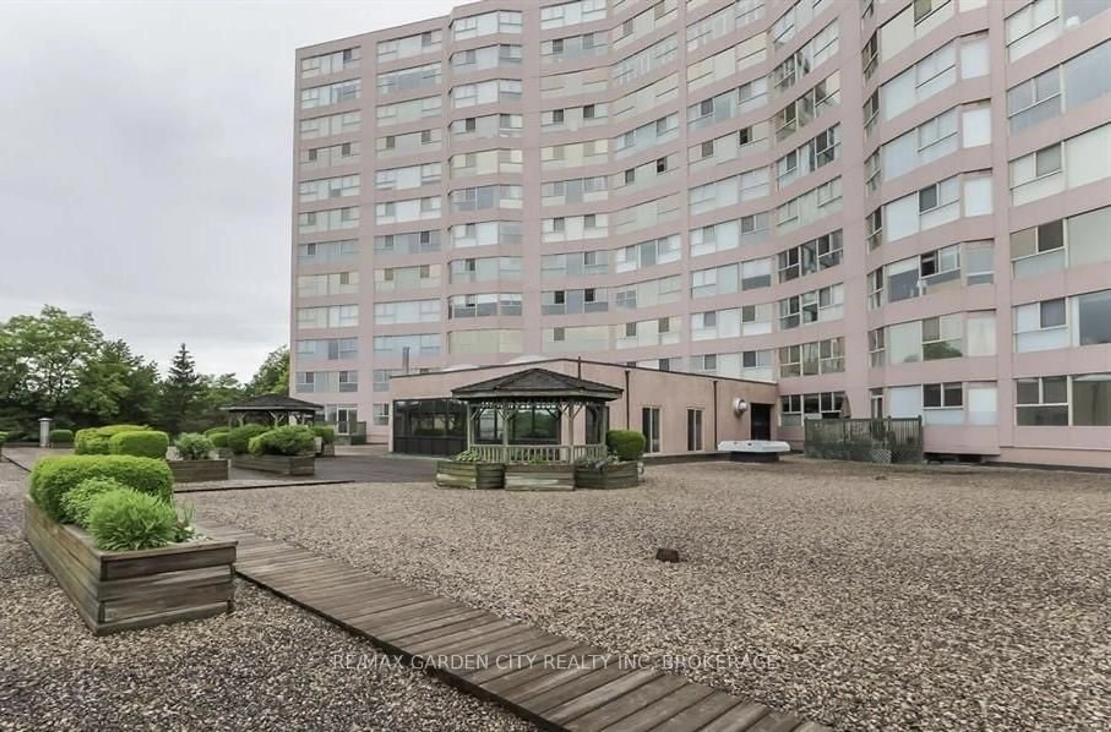 Patio, building for 7 Gale Cres #1110, St. Catharines Ontario L2R 7M8