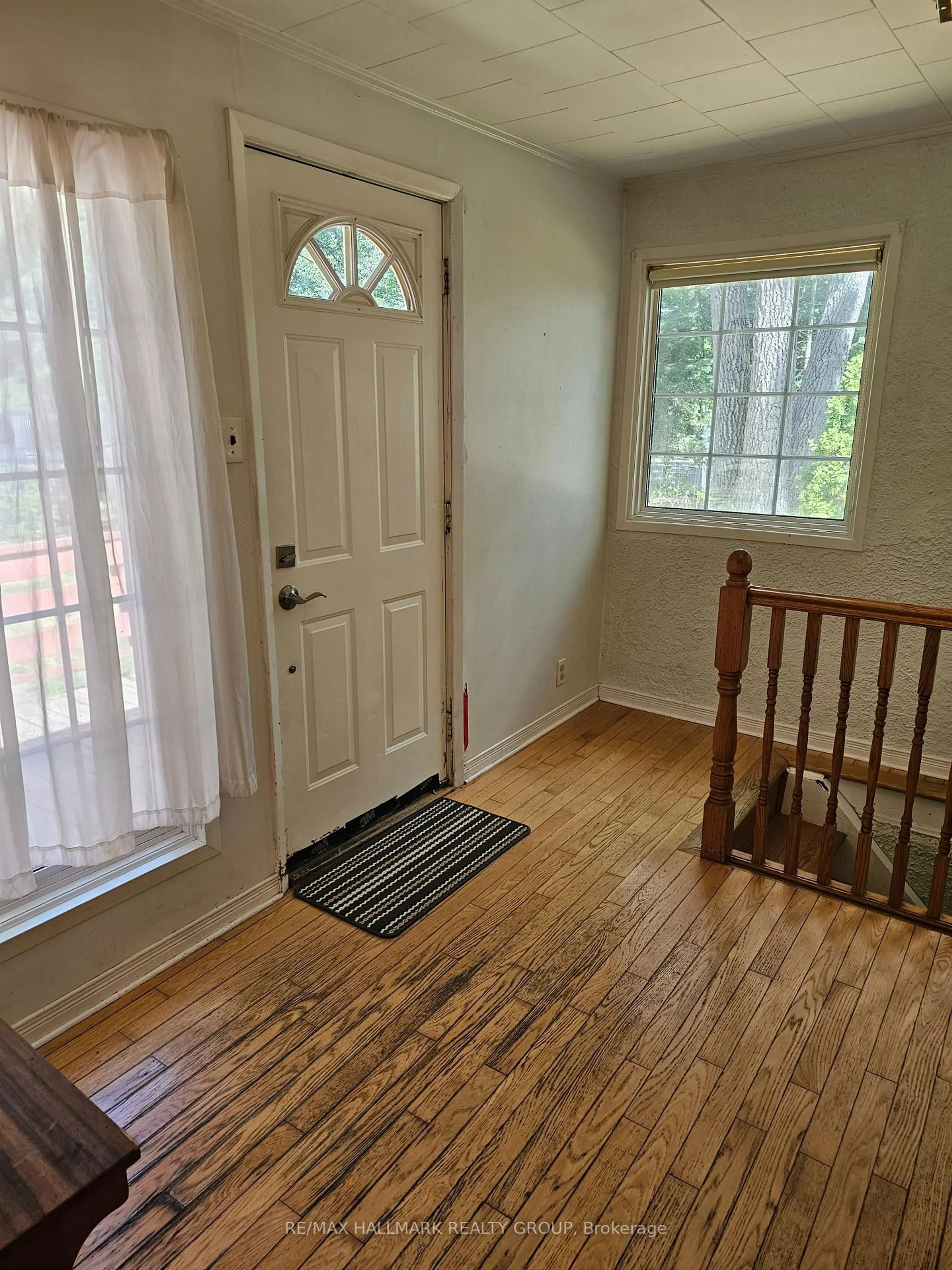 Indoor entryway for 155 MacMillan Lane, Ottawa Ontario K0A 3M0