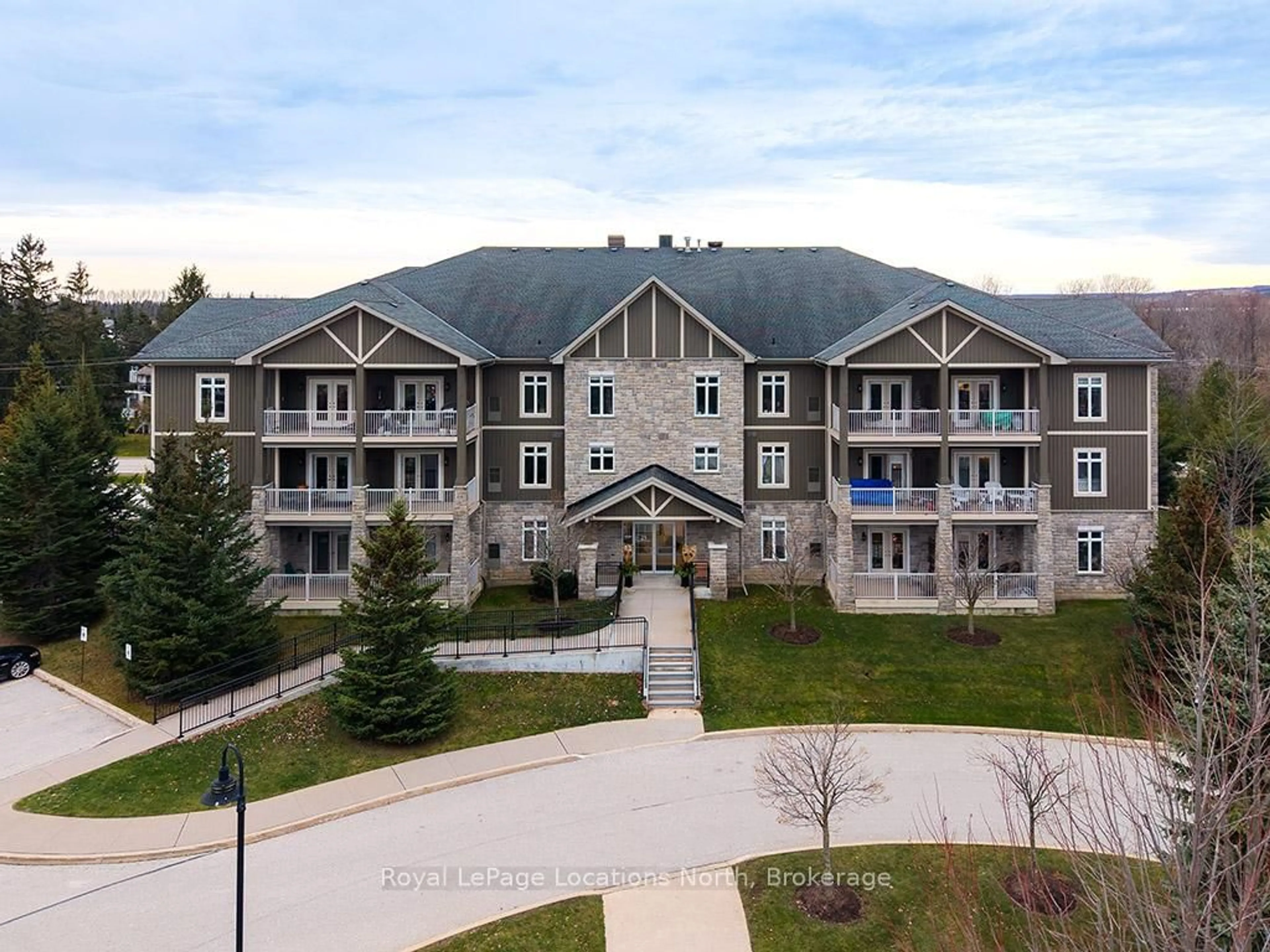 A pic from outside/outdoor area/front of a property/back of a property/a pic from drone, building for 25 Beaver St #207, Blue Mountains Ontario N0H 2P0