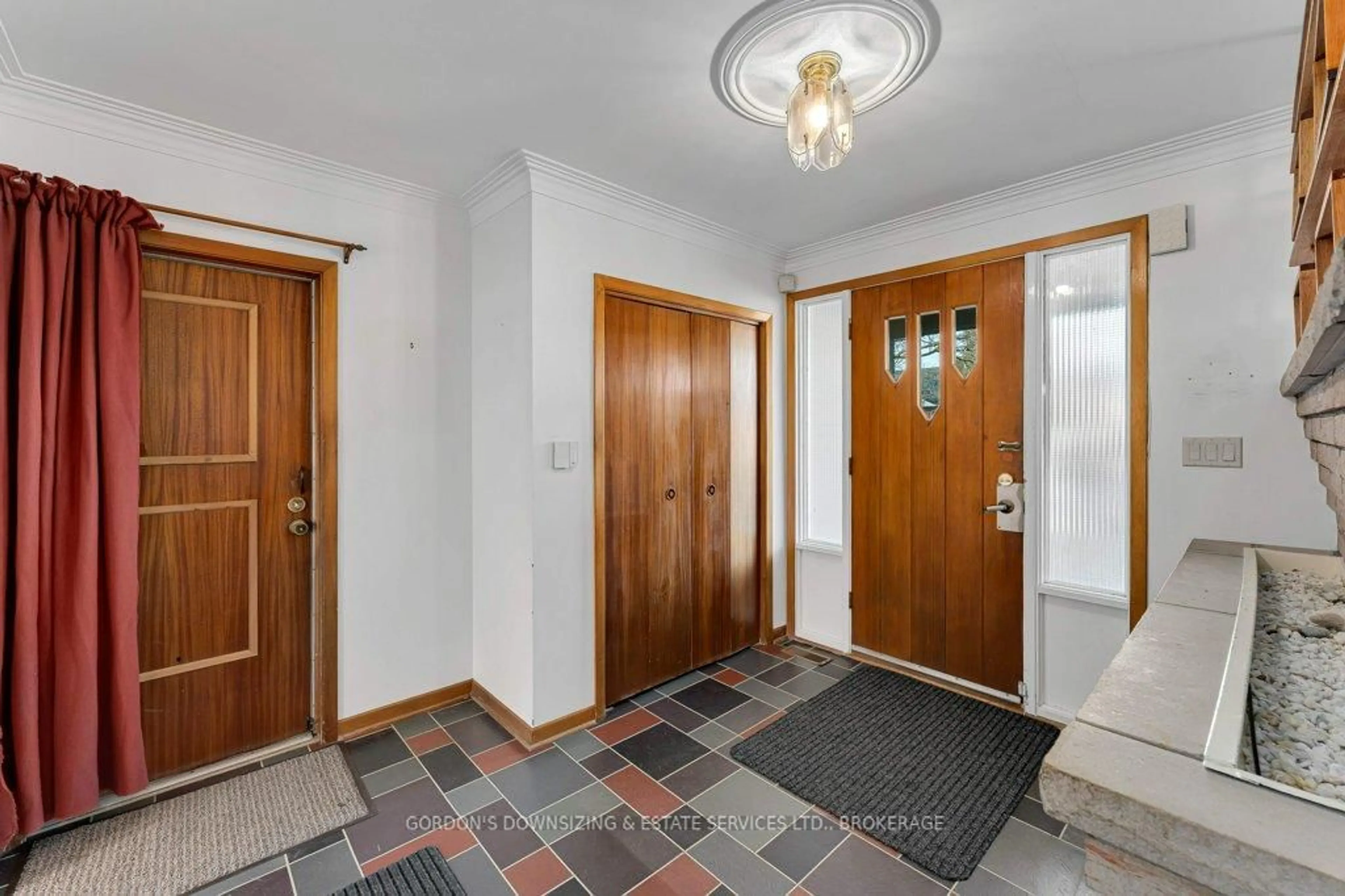 Indoor foyer for 6 Metcalfe Ave, Kingston Ontario K7M 2W6