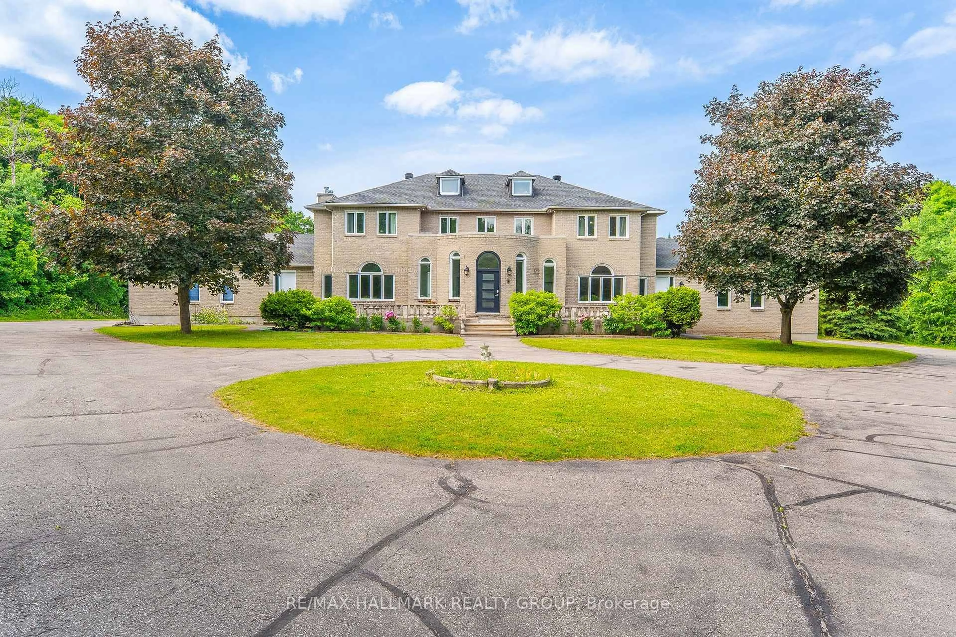 A pic from outside/outdoor area/front of a property/back of a property/a pic from drone, street for 5749 Knights Dr, Ottawa Ontario K4M 1K2