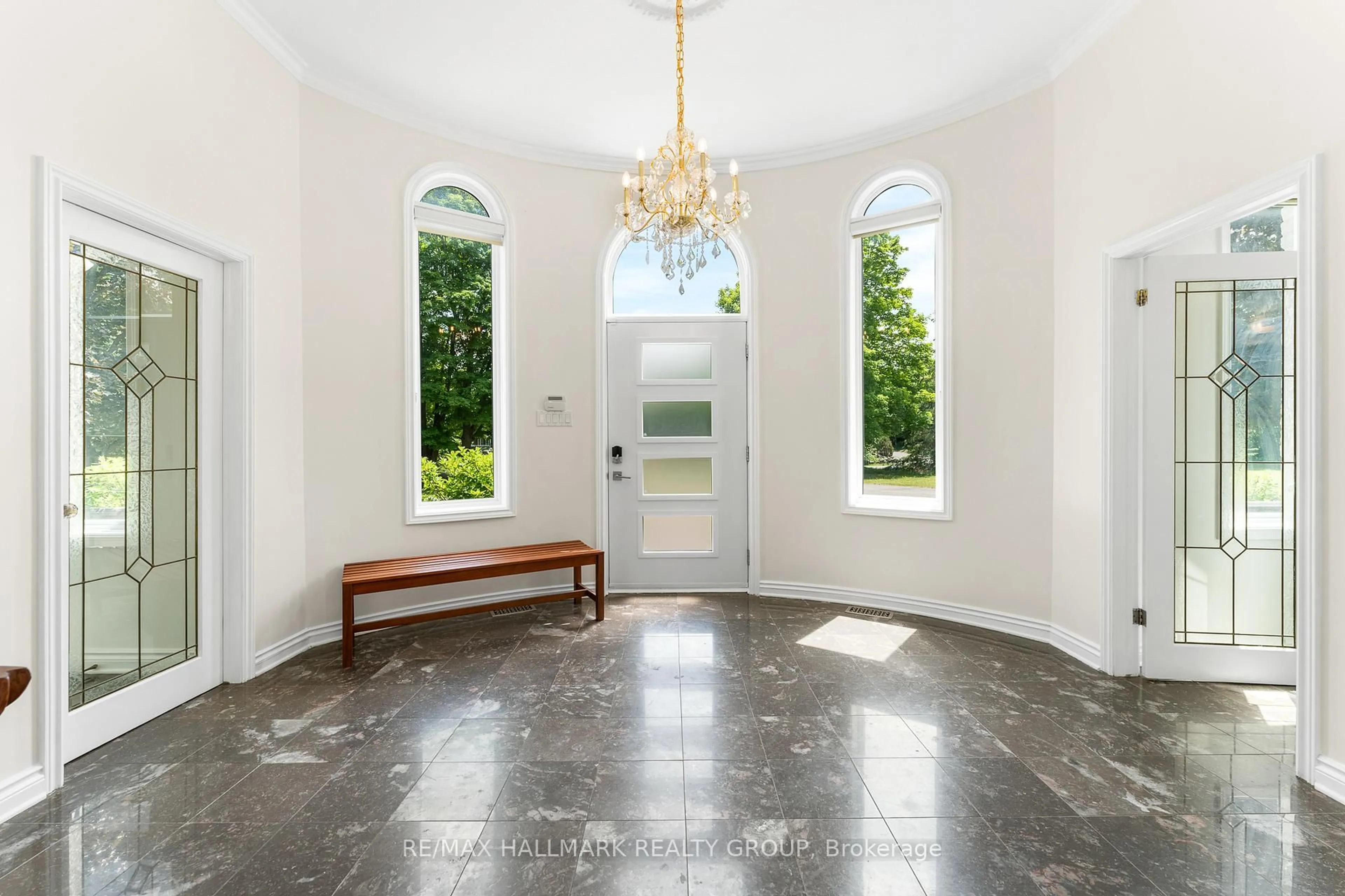 Indoor entryway for 5749 Knights Dr, Ottawa Ontario K4M 1K2