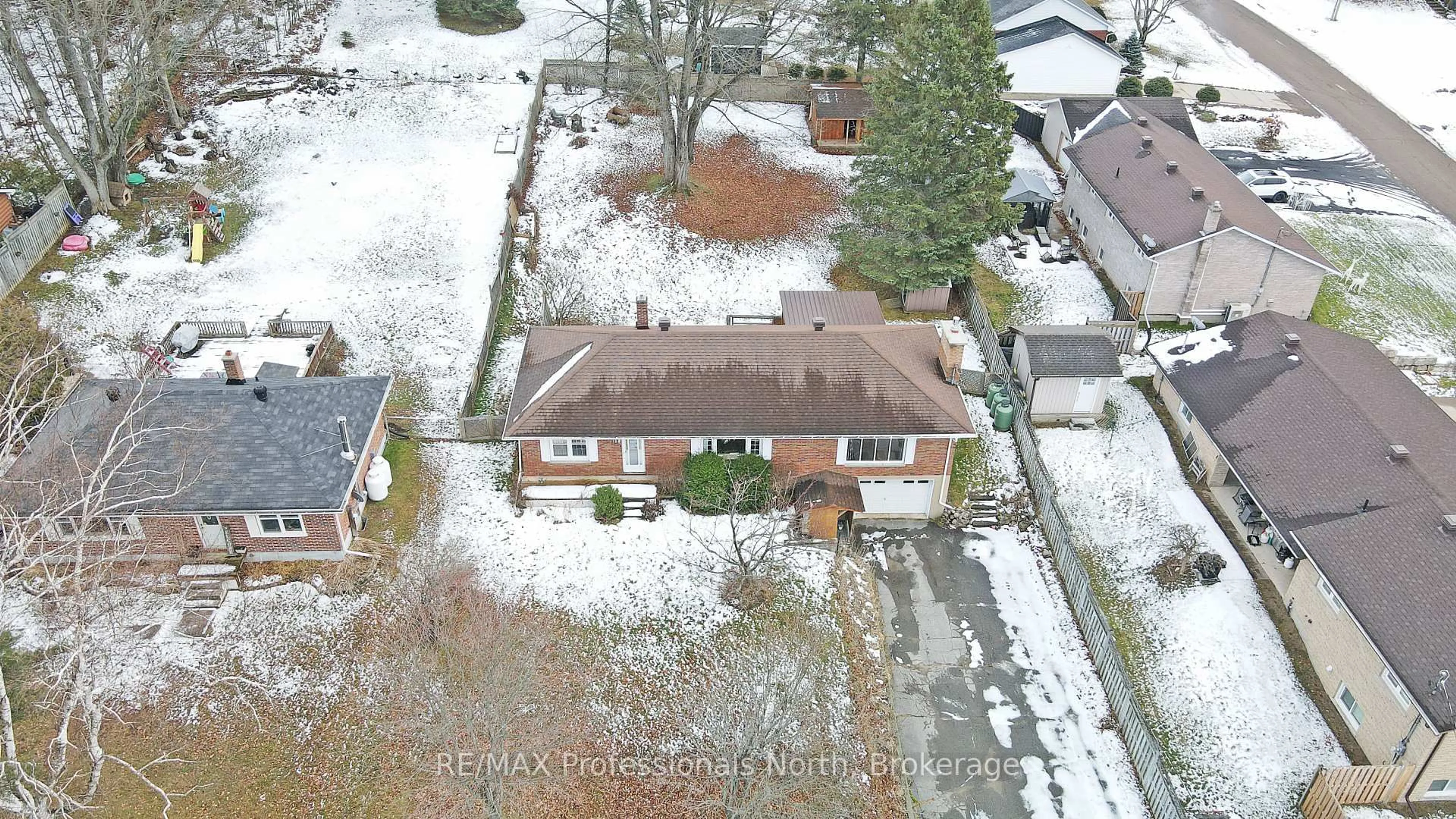A pic from outside/outdoor area/front of a property/back of a property/a pic from drone, street for 78 Maple St, Bancroft Ontario K0L 1C0