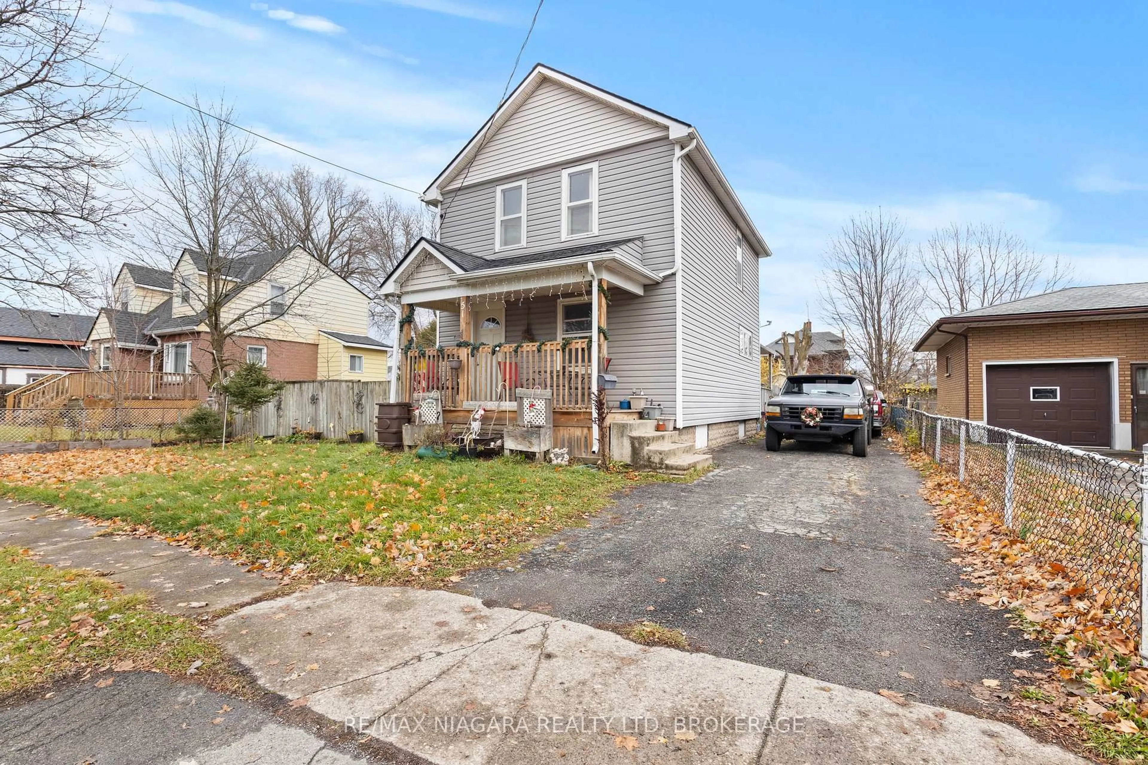 Home with vinyl exterior material, street for 51 Beatrice St, Welland Ontario L3B 2Z2