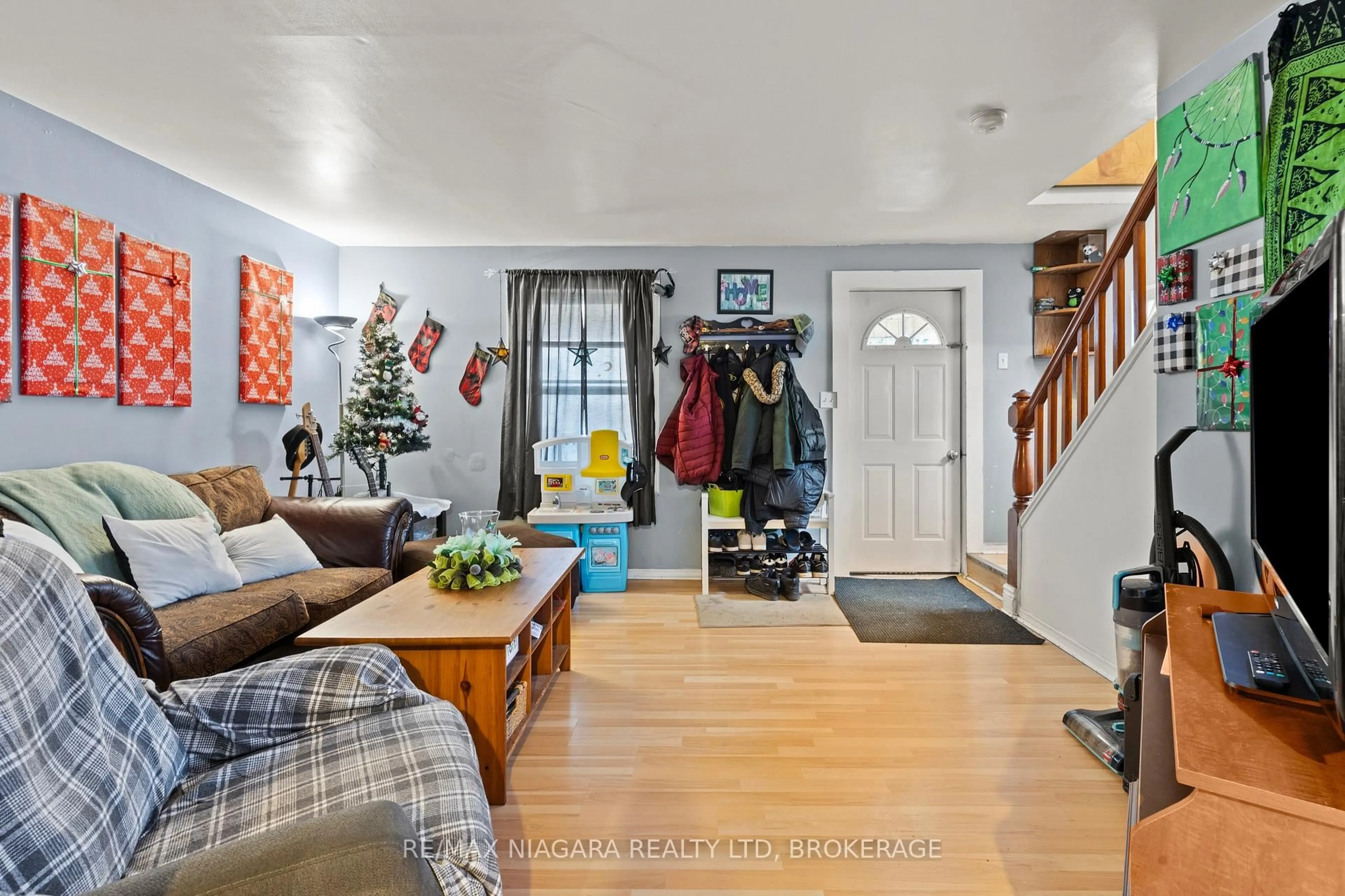 Indoor entryway for 51 Beatrice St, Welland Ontario L3B 2Z2