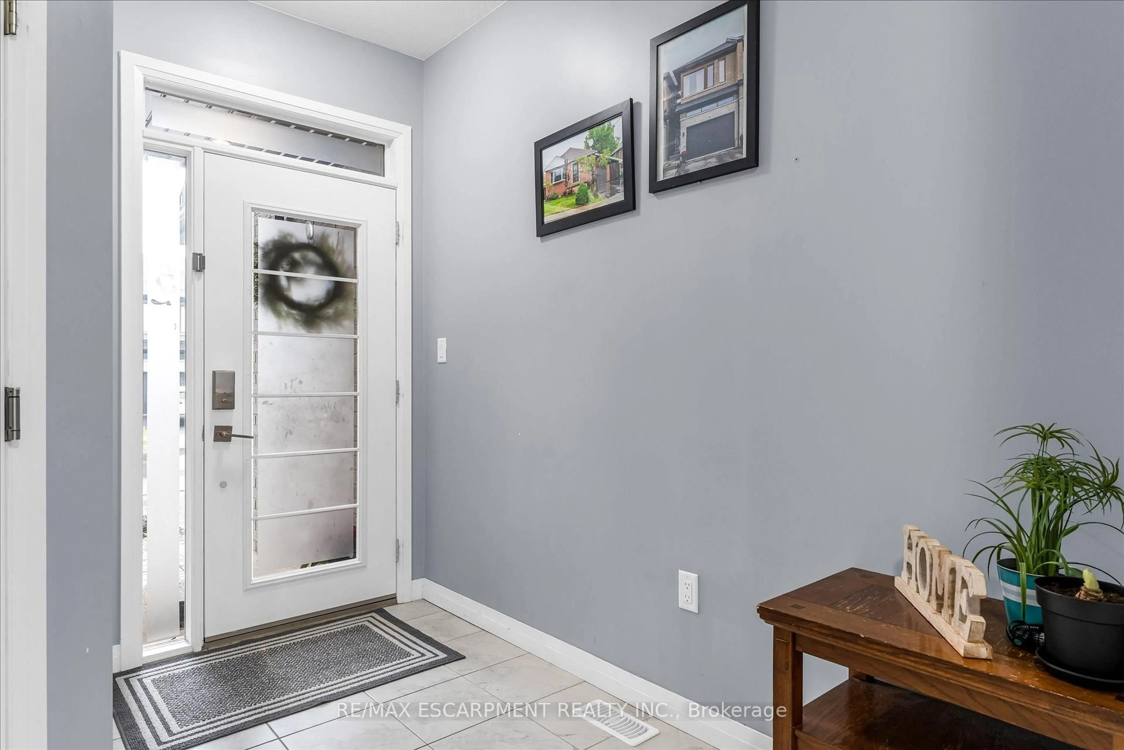 Indoor entryway for 55 Greenwich Ave, Hamilton Ontario L8J 0L6