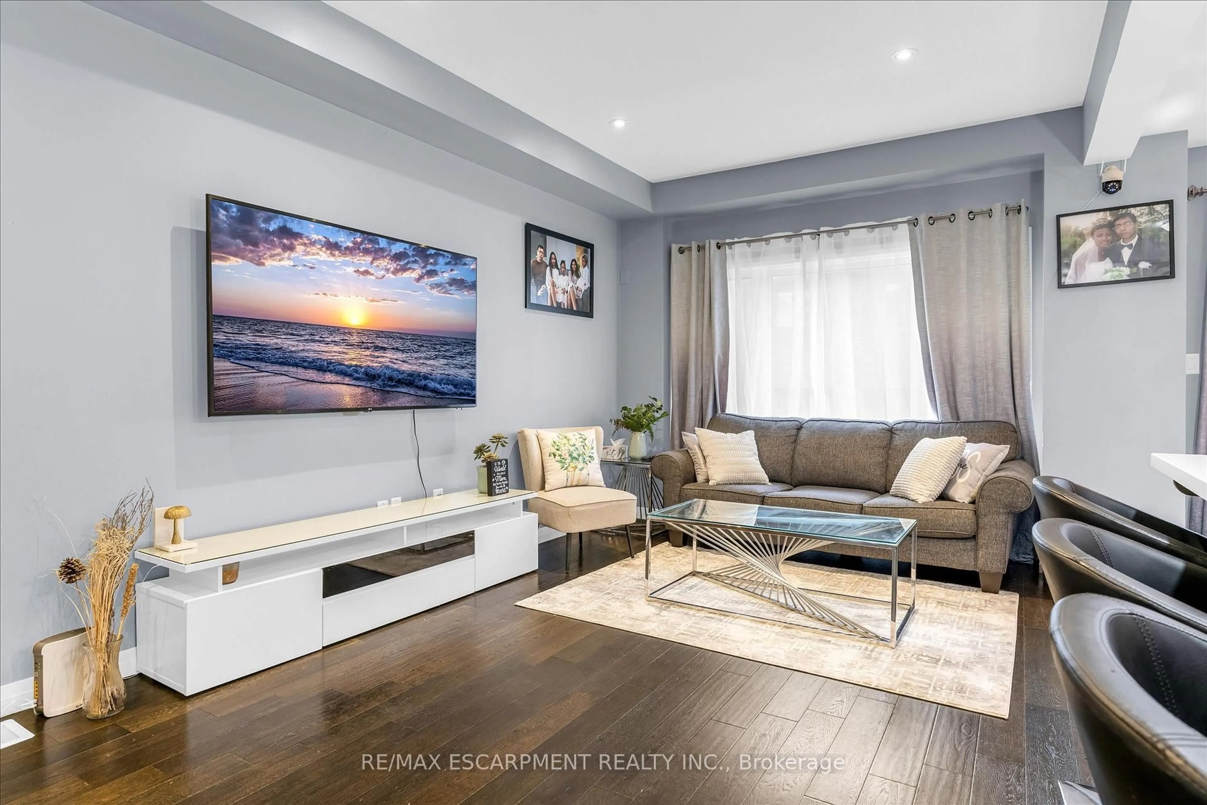 Living room with furniture, unknown for 55 Greenwich Ave, Hamilton Ontario L8J 0L6