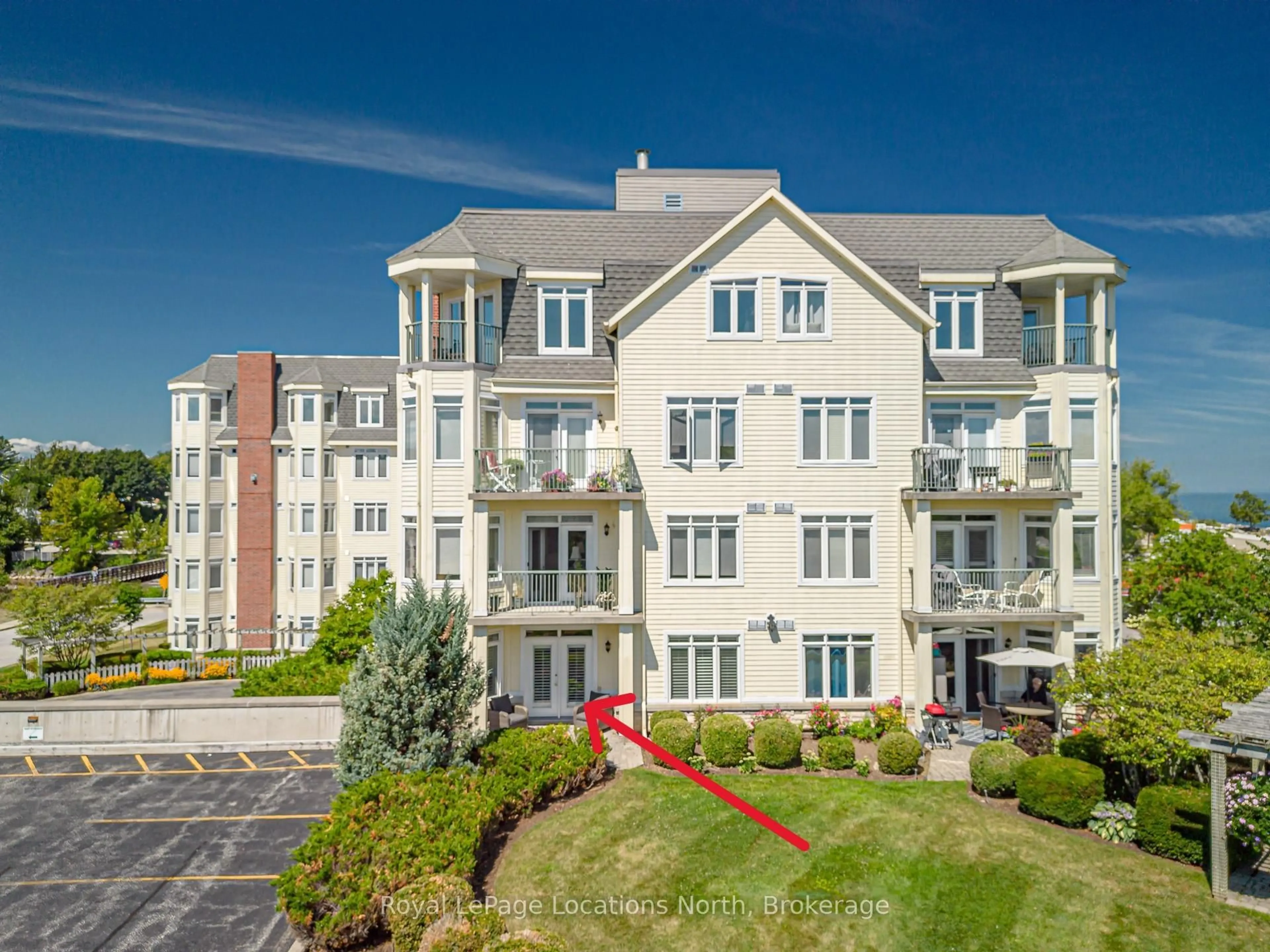 A pic from outside/outdoor area/front of a property/back of a property/a pic from drone, building for 10 Bay St #207, Blue Mountains Ontario N0H 2P0