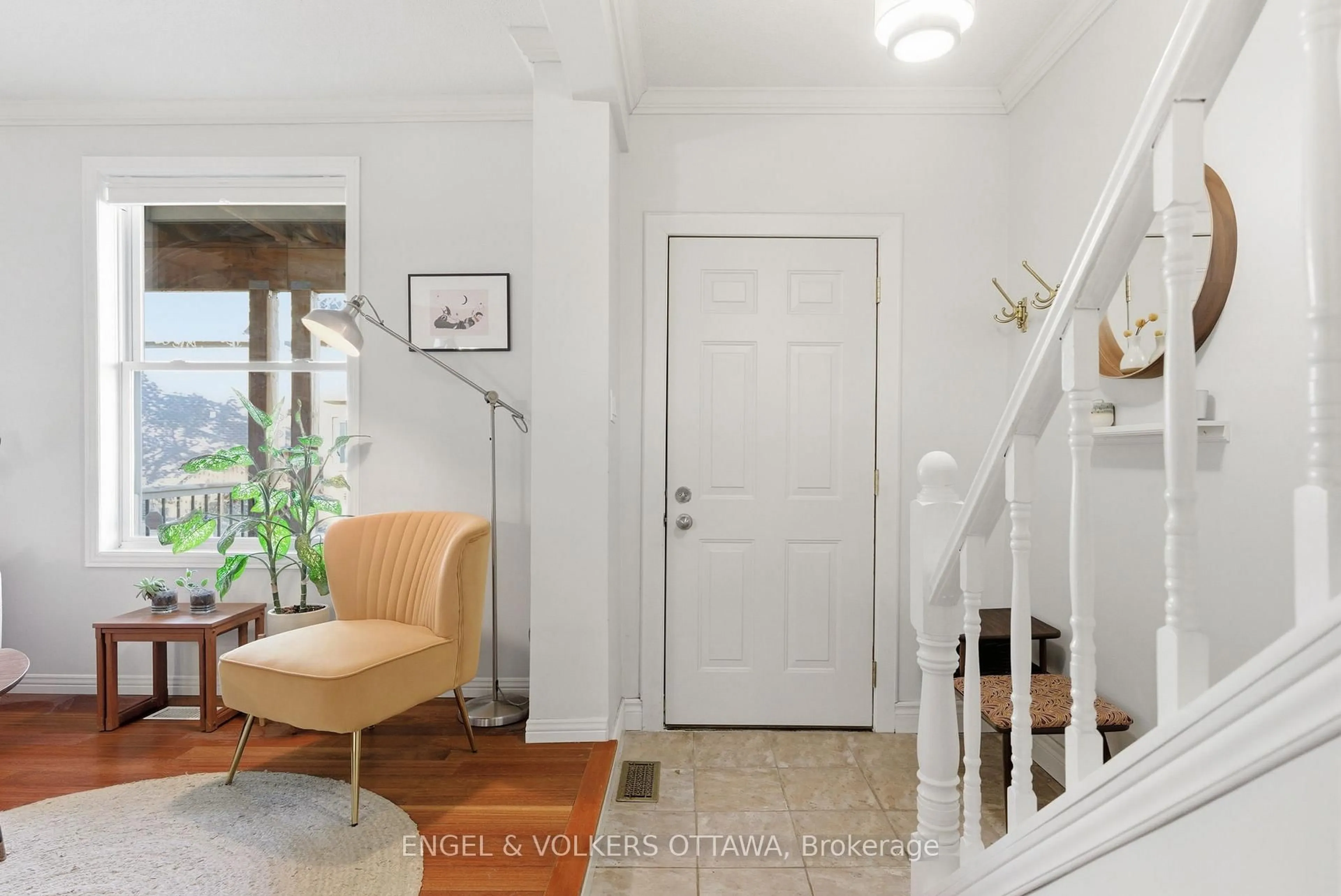 Indoor entryway for 364 Arlington Ave, Ottawa Ontario K1R 6Z3