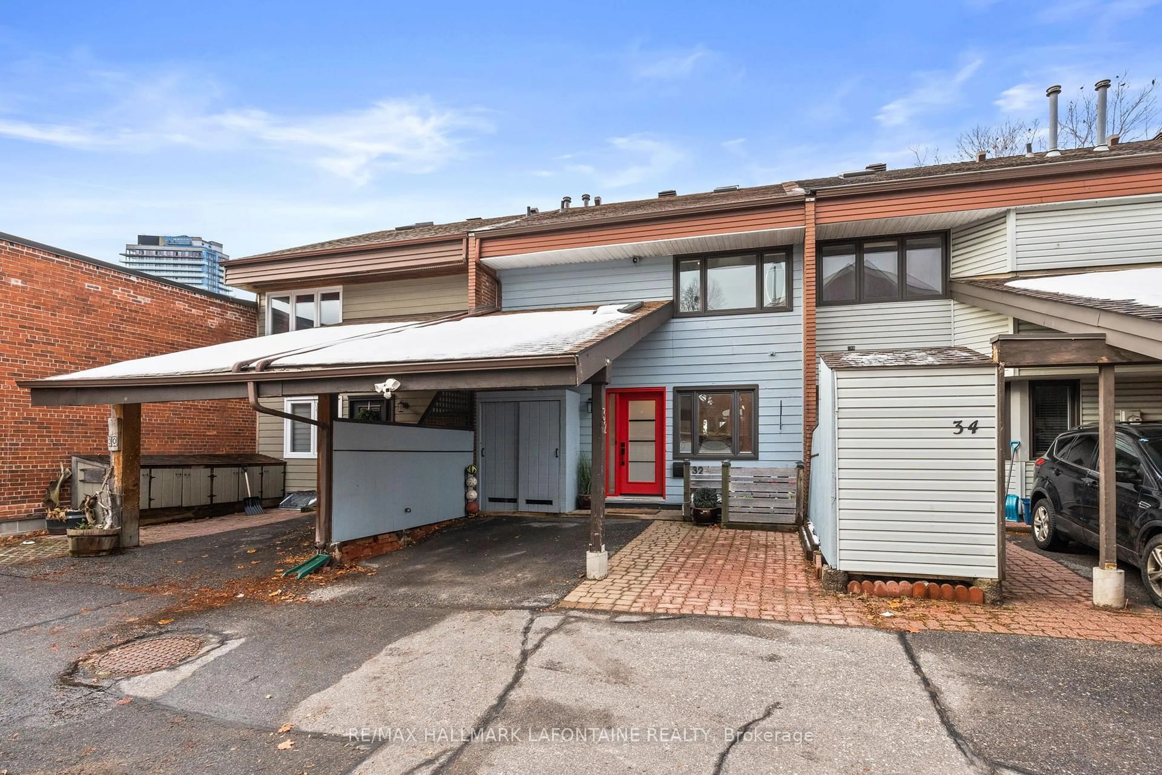 A pic from outside/outdoor area/front of a property/back of a property/a pic from drone, street for 110 Walnut Crt #32, Ottawa Ontario K1R 7W2