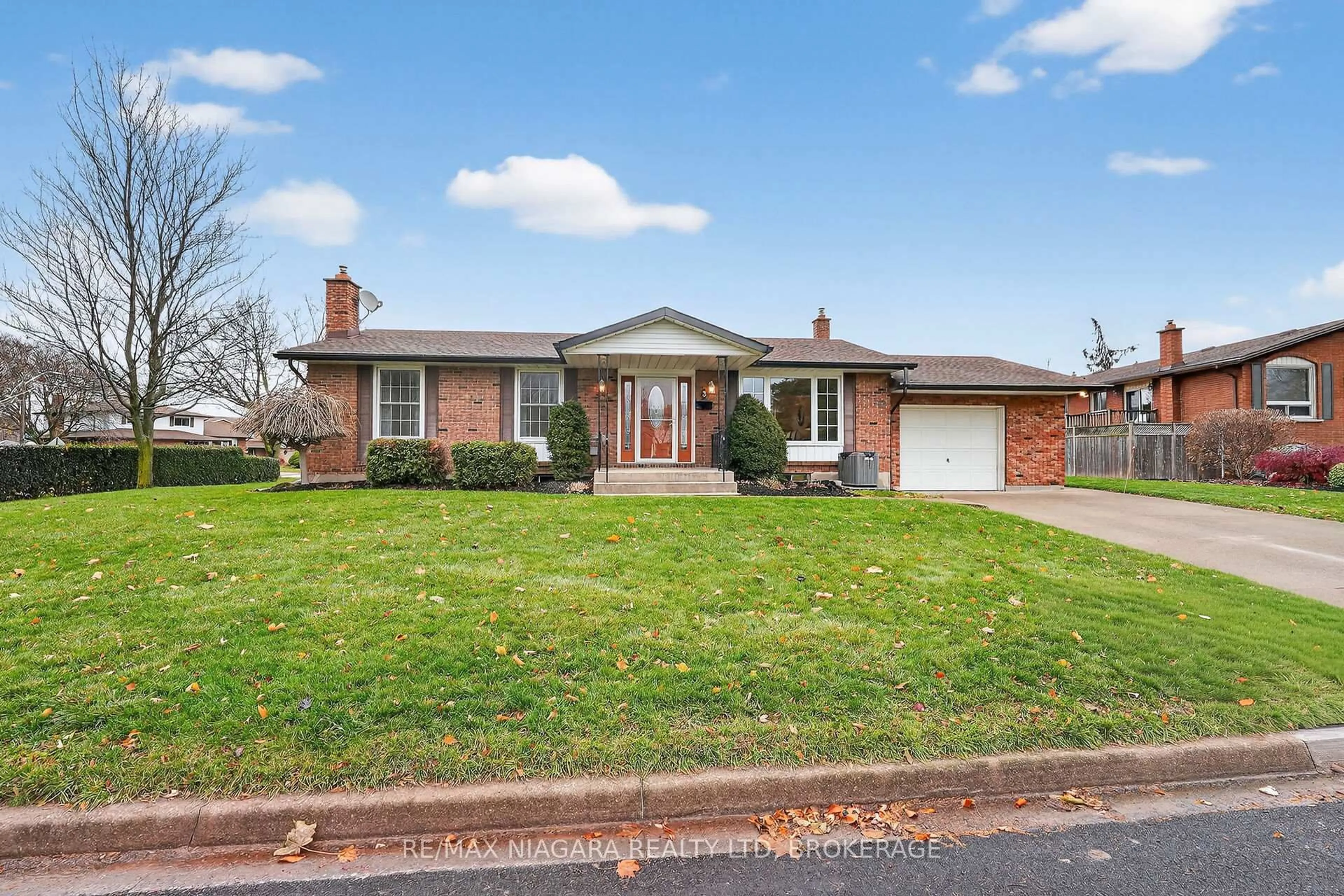 Home with brick exterior material, street for 3 Donalda Crt, St. Catharines Ontario L2M 7E7